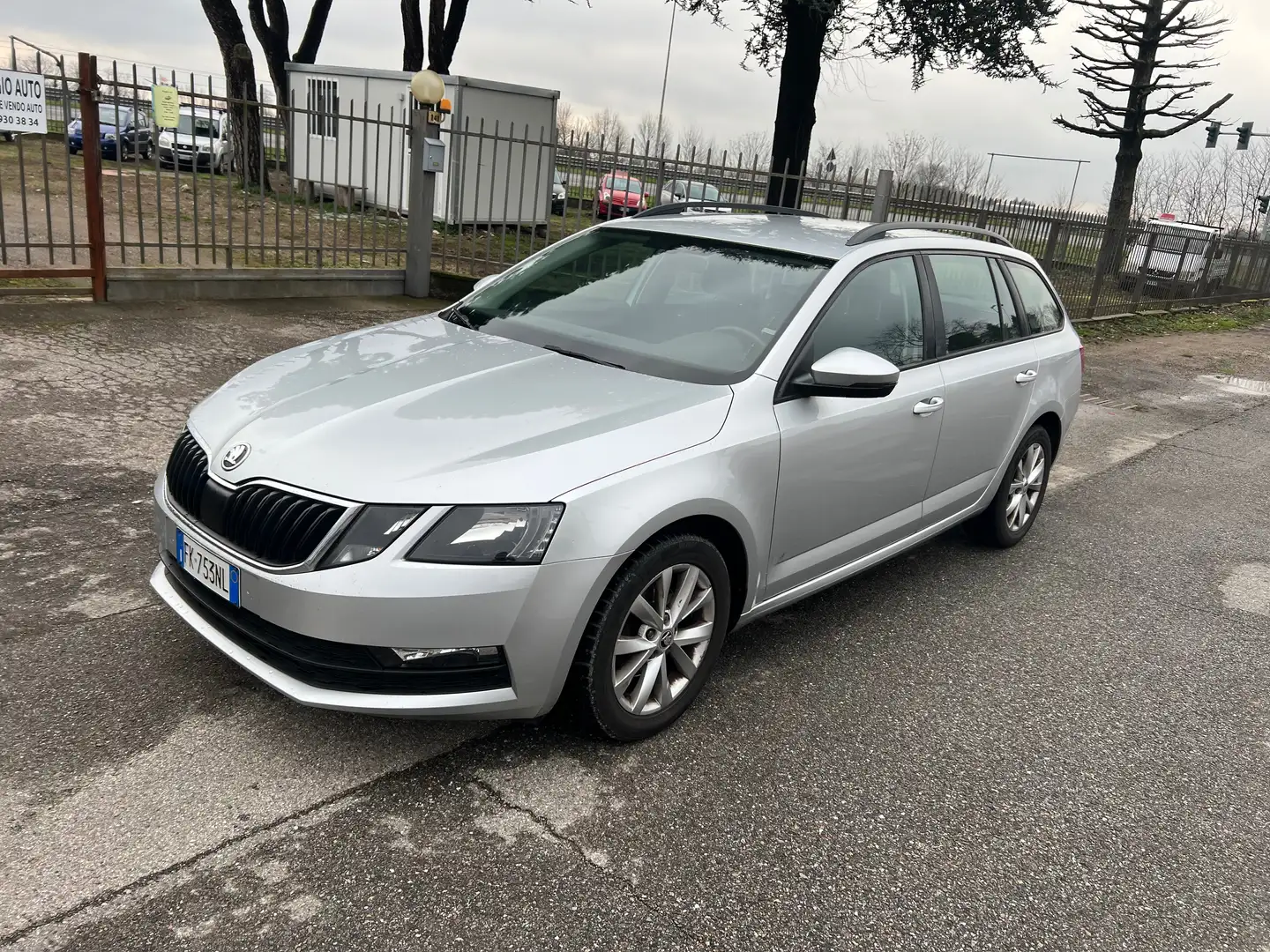 Skoda Octavia Octavia Wagon 1.6 tdi Executive 115cv dsg Plateado - 2
