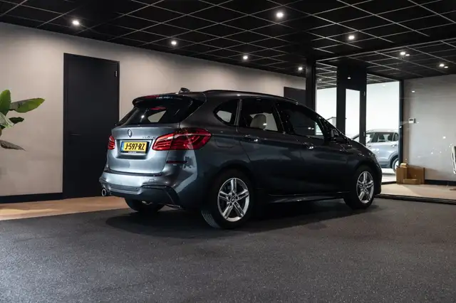 BMW 2 Series view 3