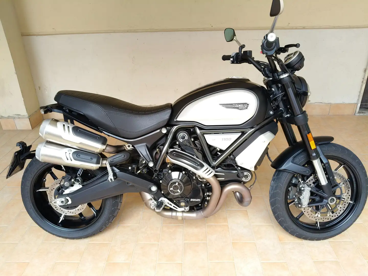 Ducati Scrambler 1100 DARK PRO Czarny - 1