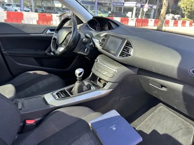 Peugeot 308 view 3