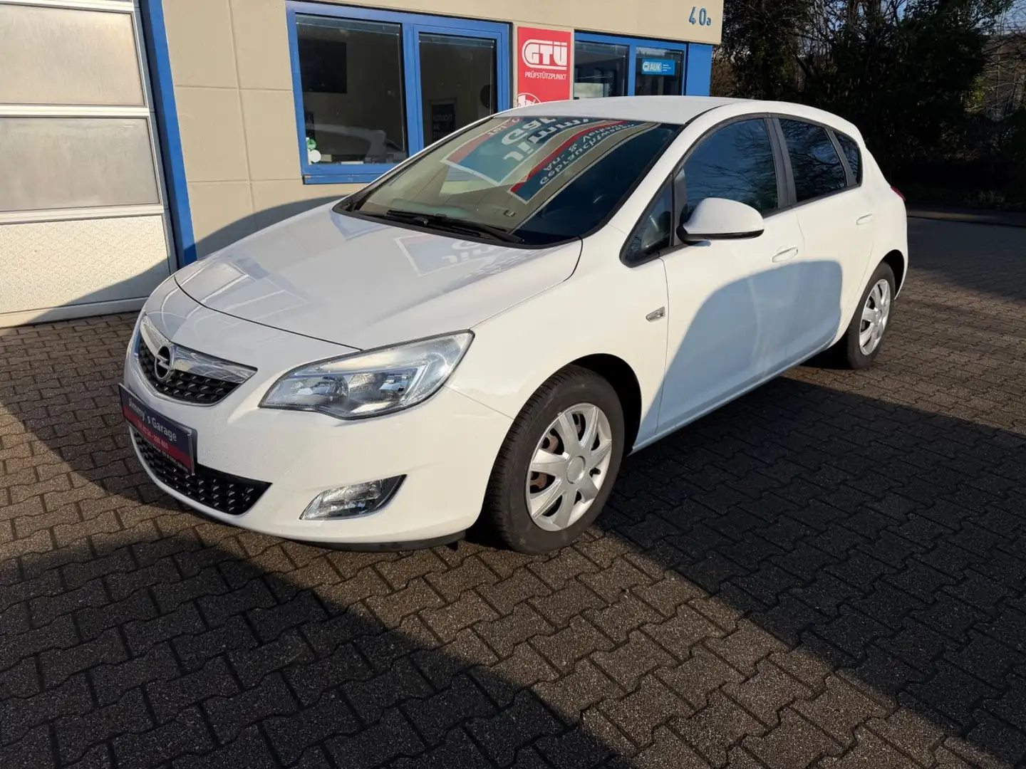 Opel Astra J Lim. 5-trg. Design Edition Weiß - 1