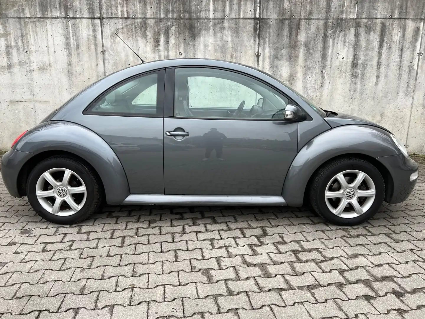 Volkswagen New Beetle 2.0 Highline*Leder*Xenon*Scheckheft*SD Grau - 2