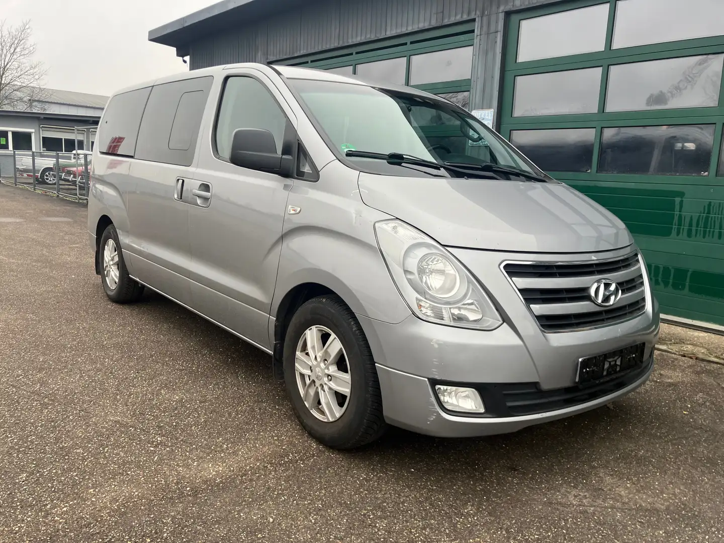 Hyundai H-1 2.5 CRDi Automatik Travel Trend Scheckheft 8-Sitze Grau - 2