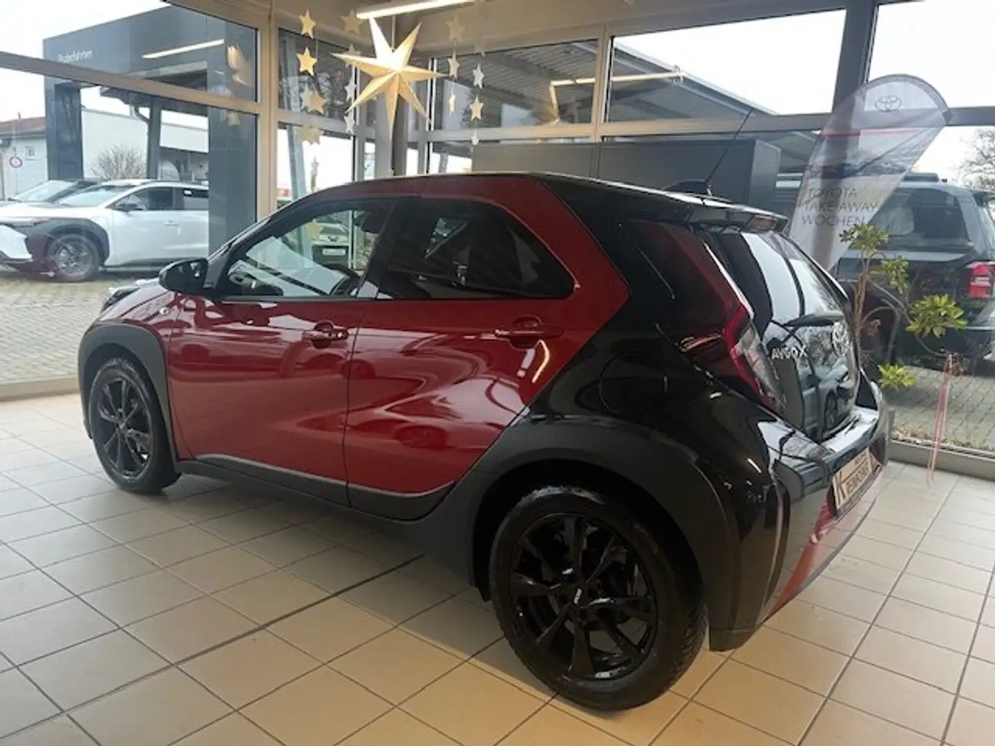 Toyota Aygo X Aygo X Pulse *Komfort Paket + WINTER ALU* Rood - 2