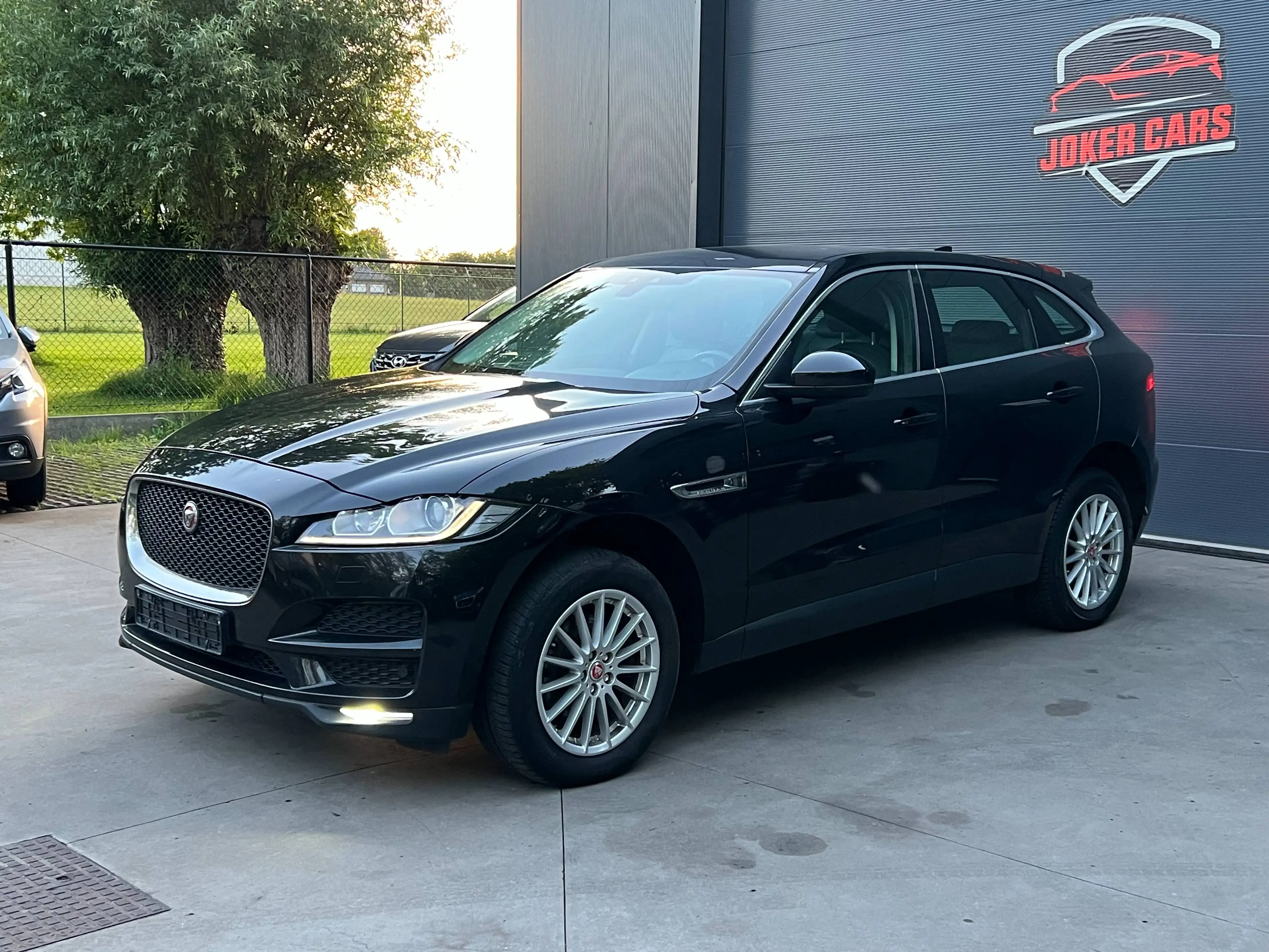 Jaguar F-Pace 2.0 D R-Sport Automatique EUR6B — photo 2