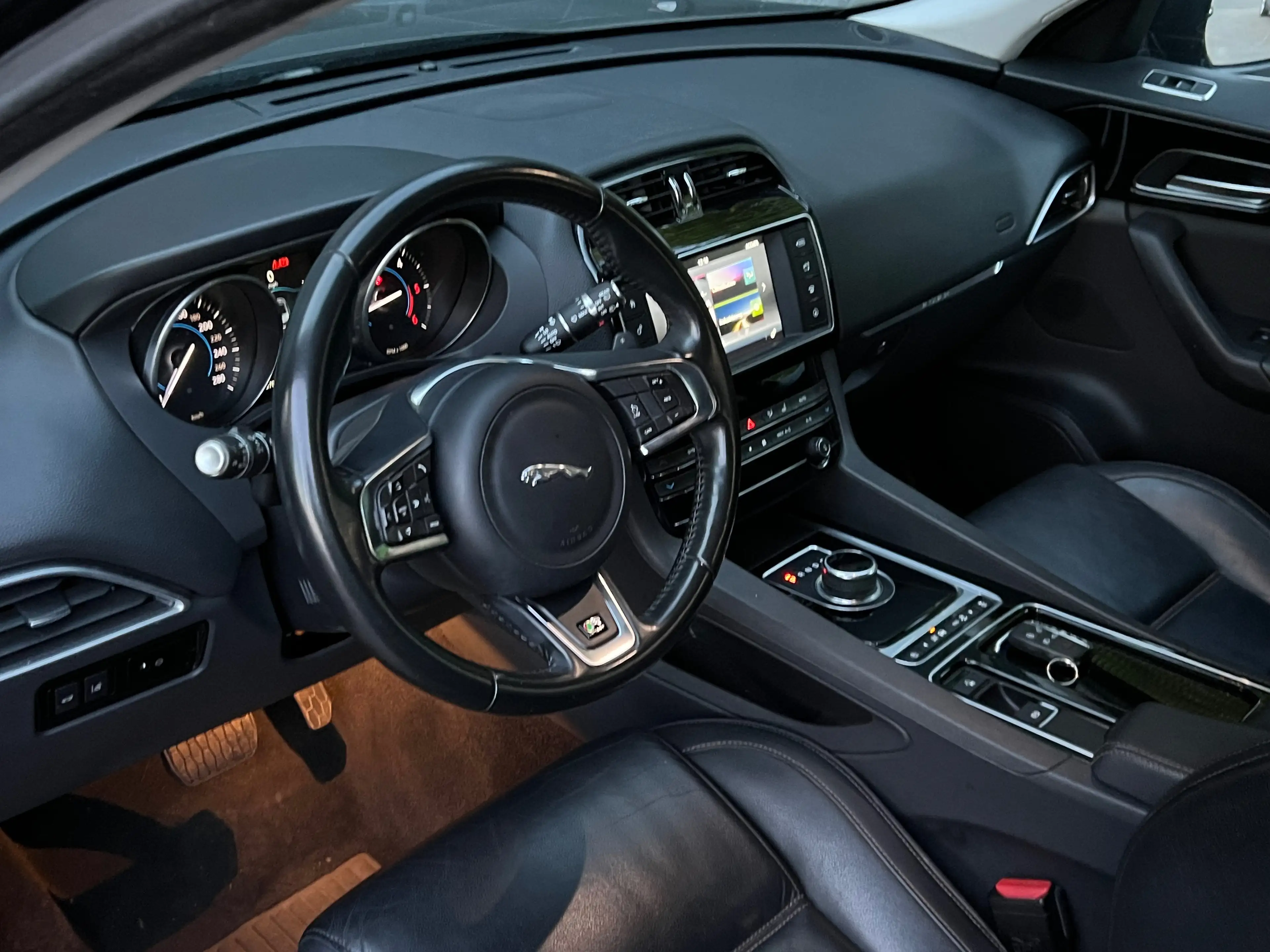 Jaguar F-Pace 2.0 D R-Sport Automatique EUR6B — photo 13