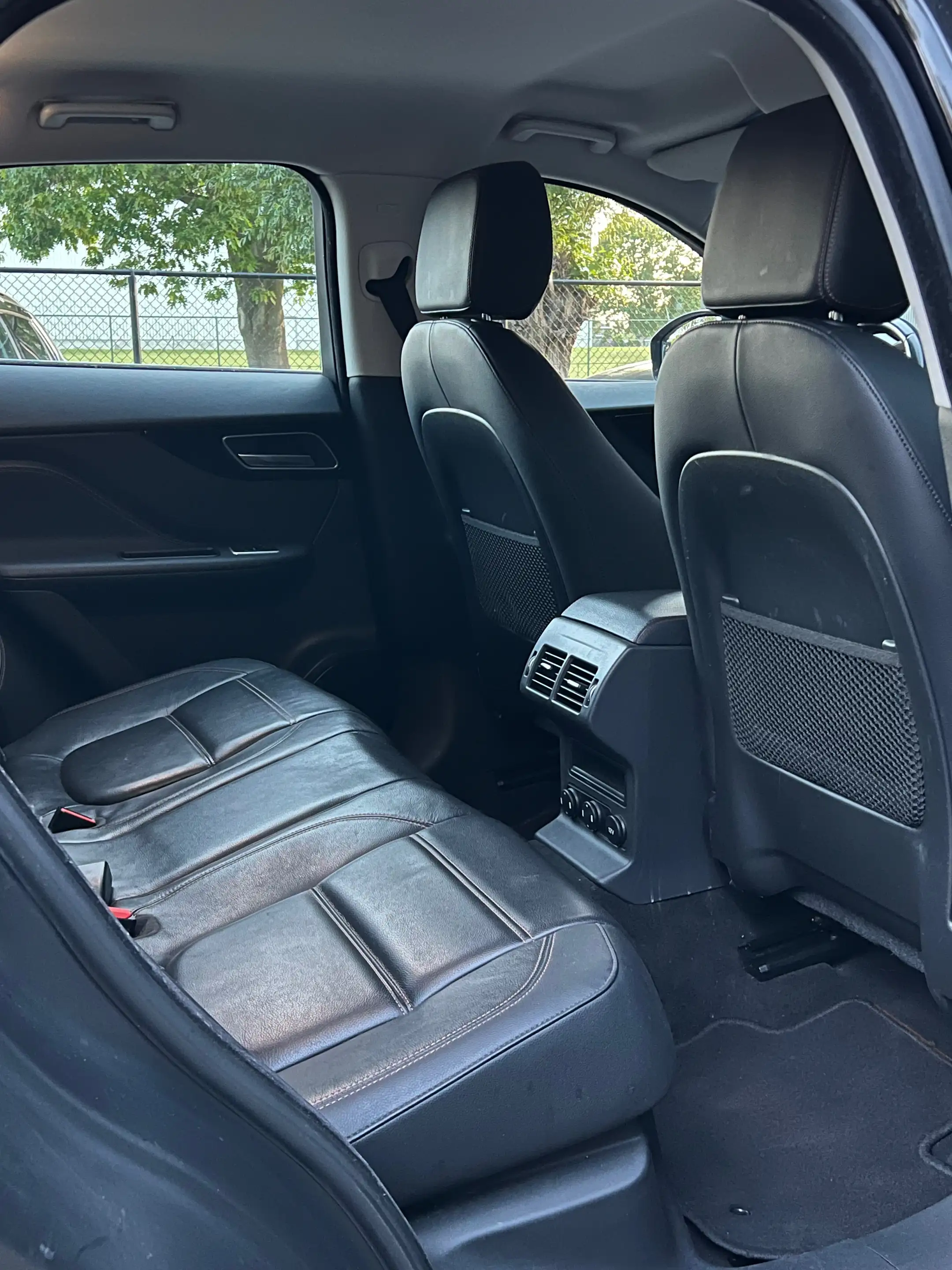 Jaguar F-Pace 2.0 D R-Sport Automatique EUR6B — photo 10