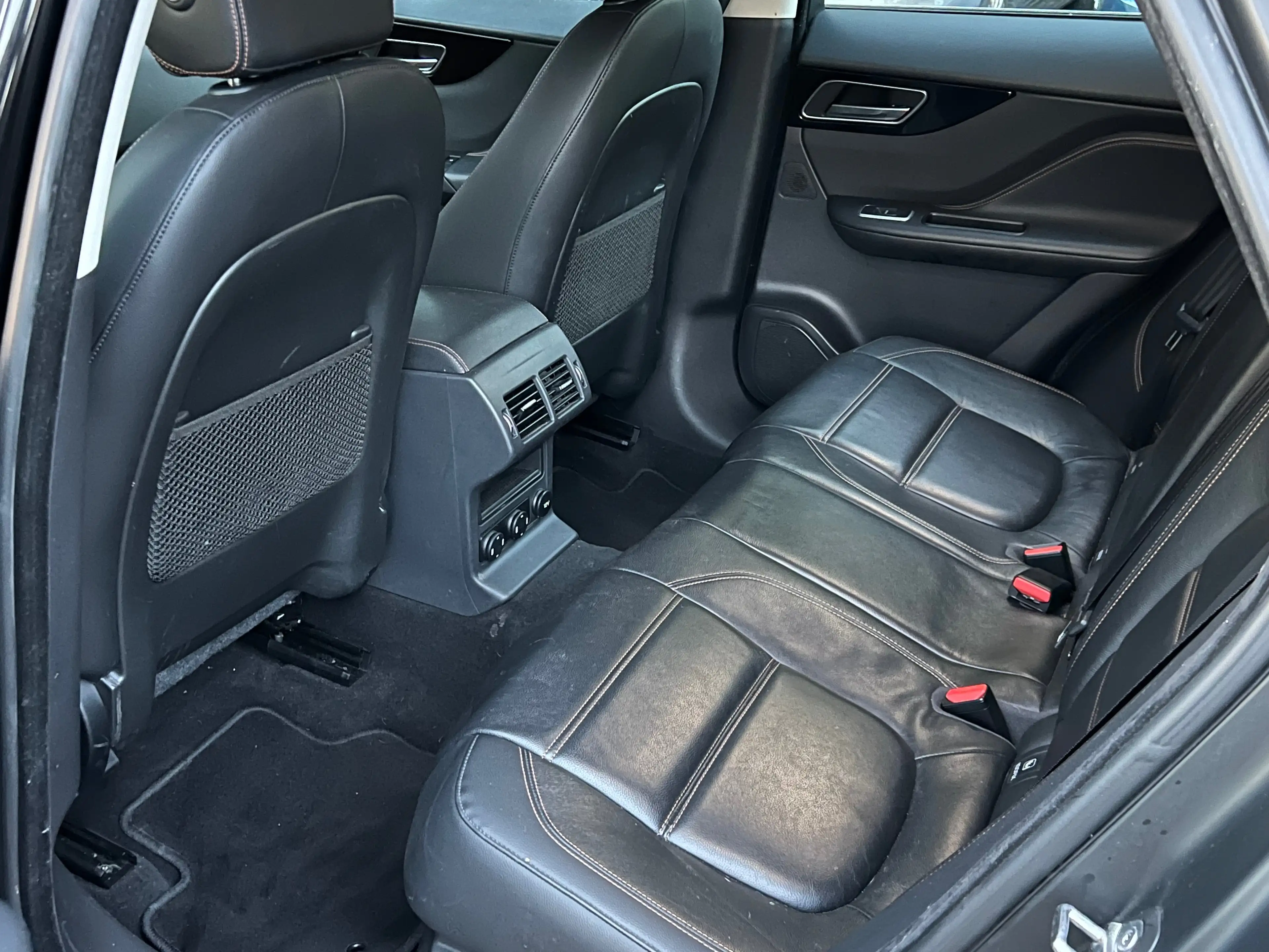 Jaguar F-Pace 2.0 D R-Sport Automatique EUR6B — photo 11