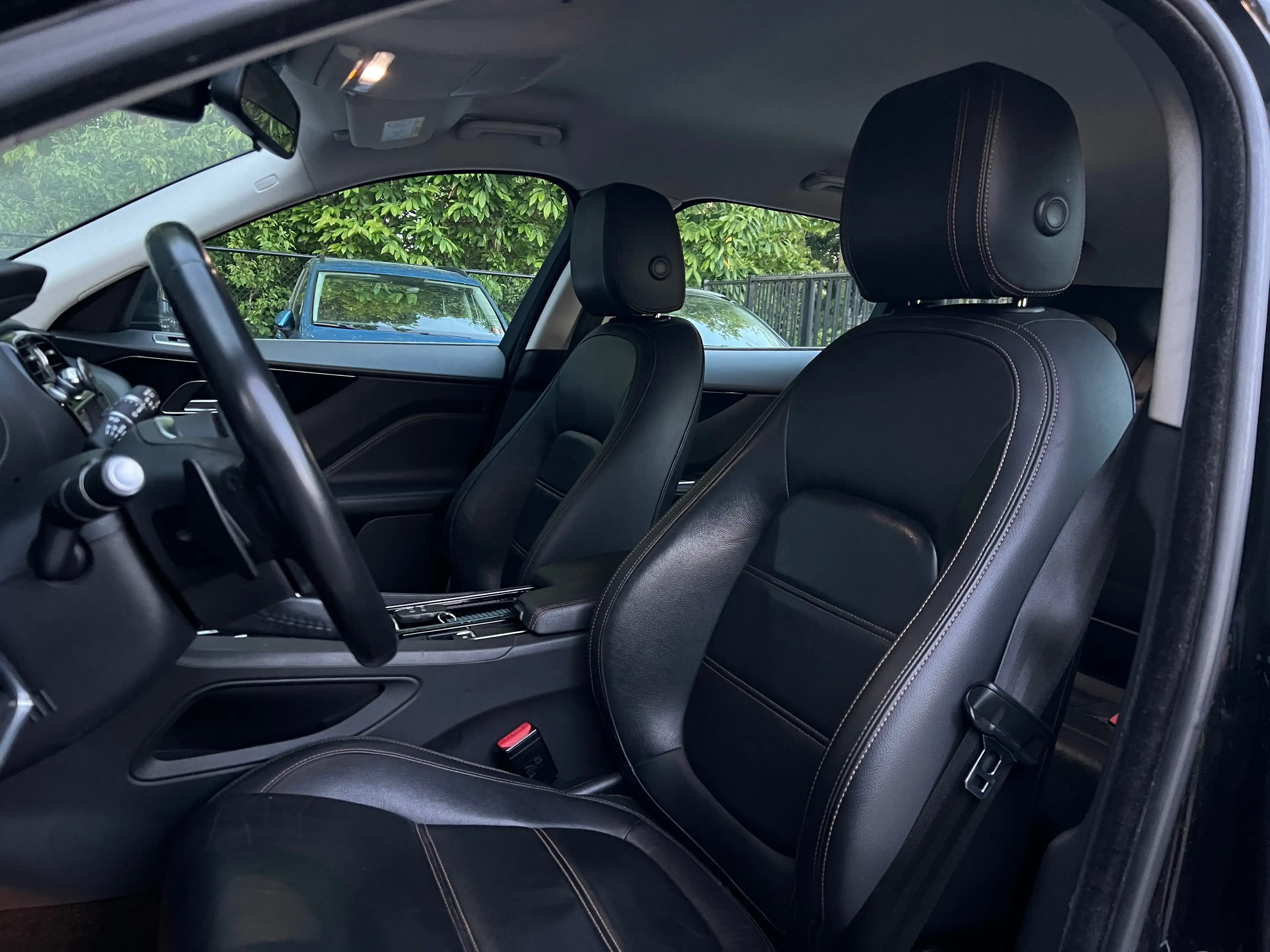 Jaguar F-Pace 2.0 D R-Sport Automatique EUR6B — photo 12