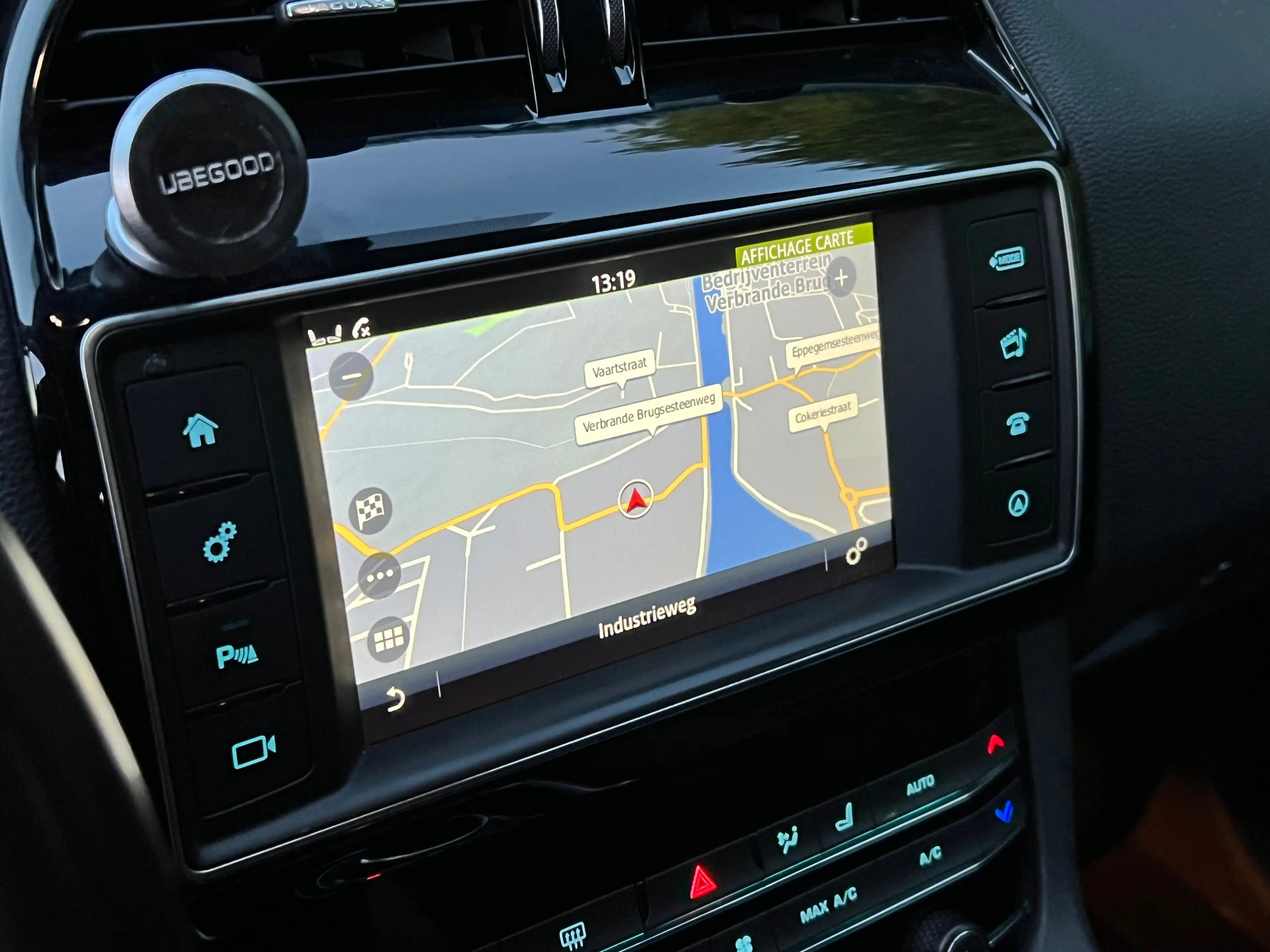 Jaguar F-Pace 2.0 D R-Sport Automatique EUR6B — photo 15