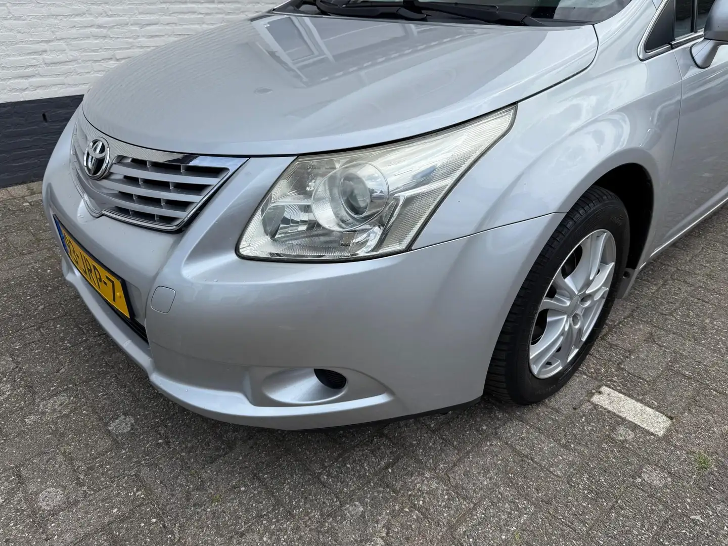 Toyota Avensis Wagon 1.6 VVTi Comfort/ Navi/ Airco/ Trekhaak Grijs - 2