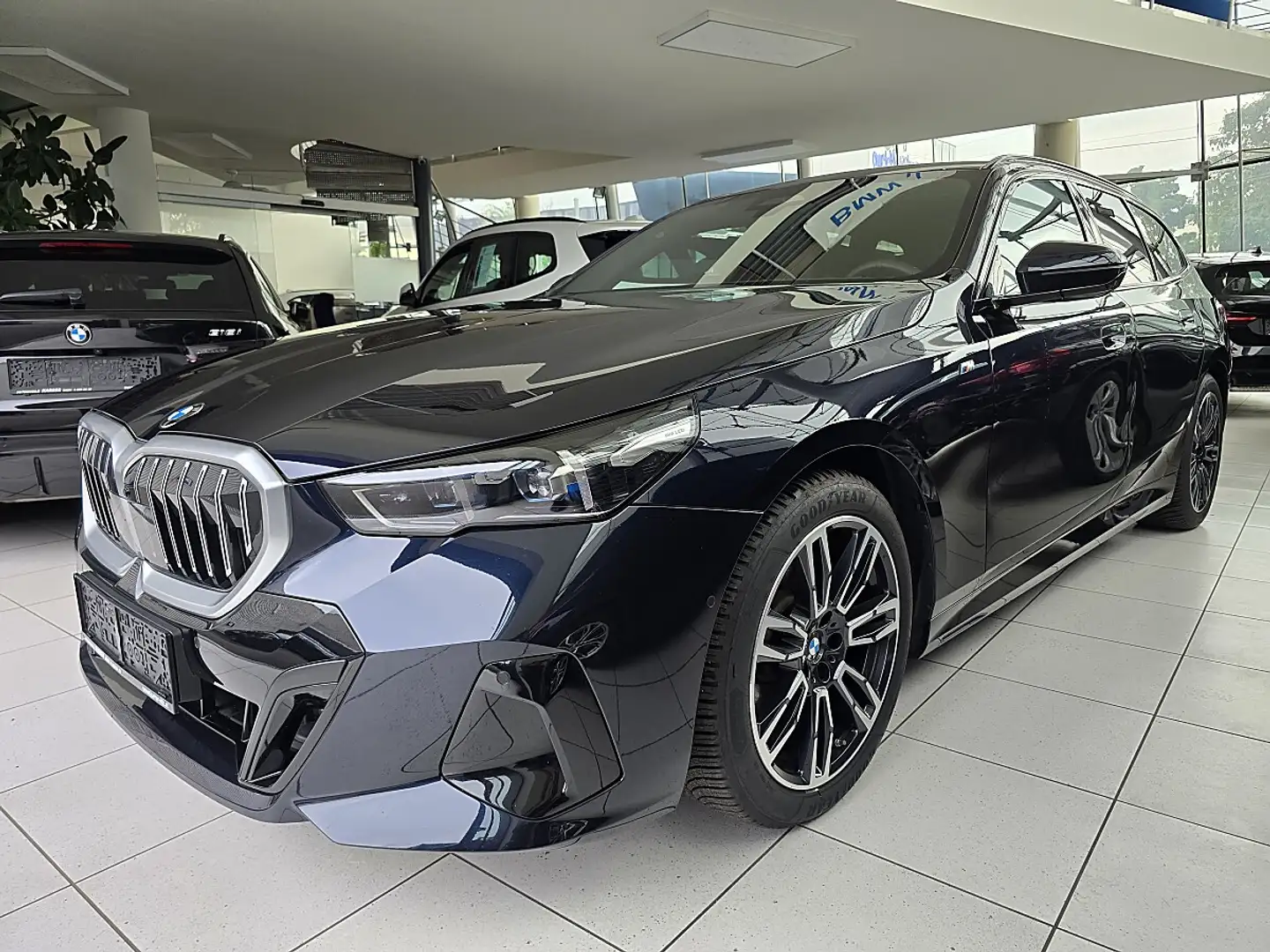 BMW 520 d xDrive Touring -Modell G61 M-Aerodynamikpaket Schwarz - 1
