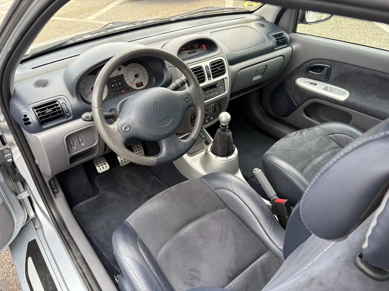 Renault Clio 3.0 V6 Sport, foto 5