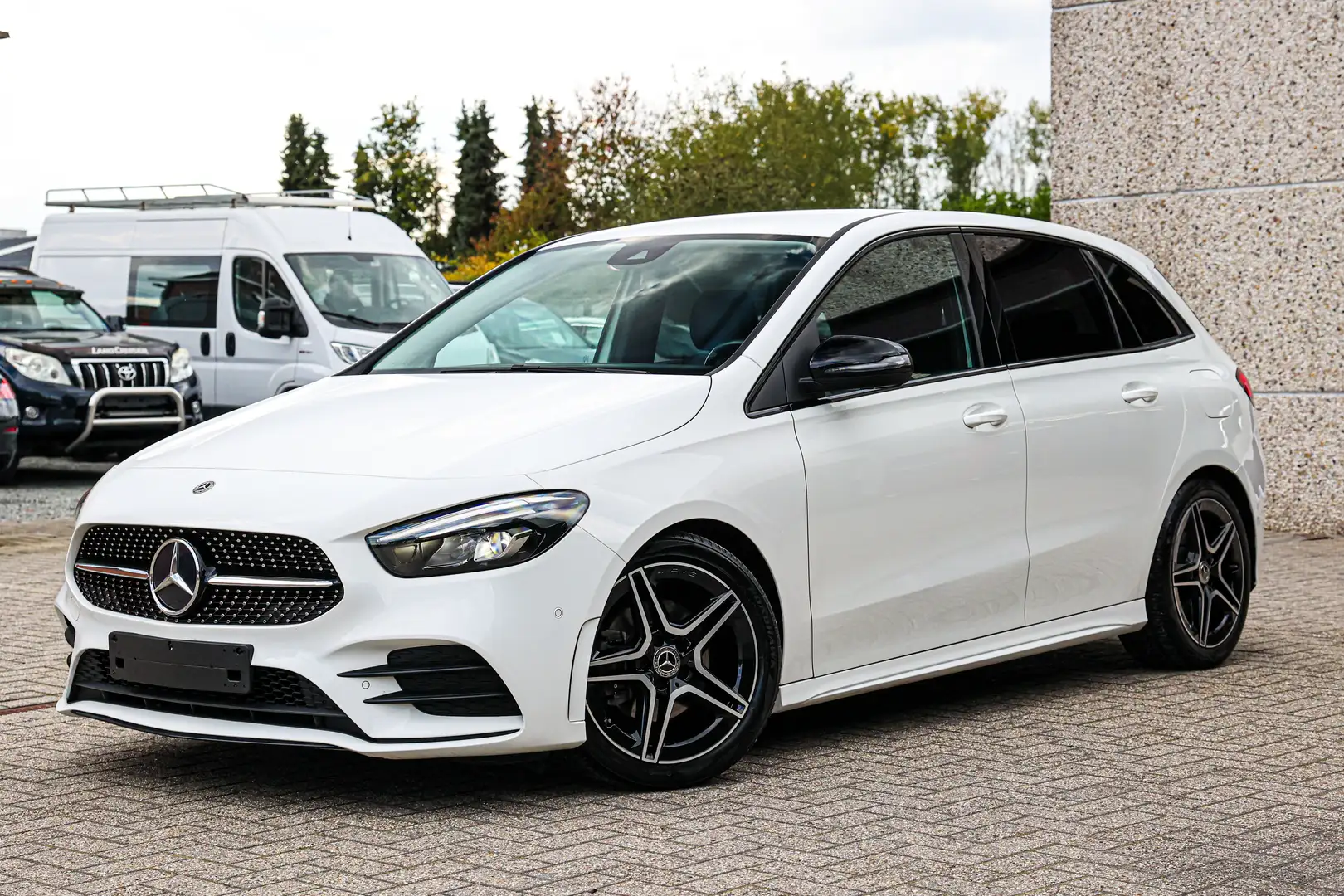 Mercedes-Benz B 180 AMG-PAKKET*AUTOMAAT*CAMERA*ELECTR-KOFFER*NAVIGATIE Blanco - 1