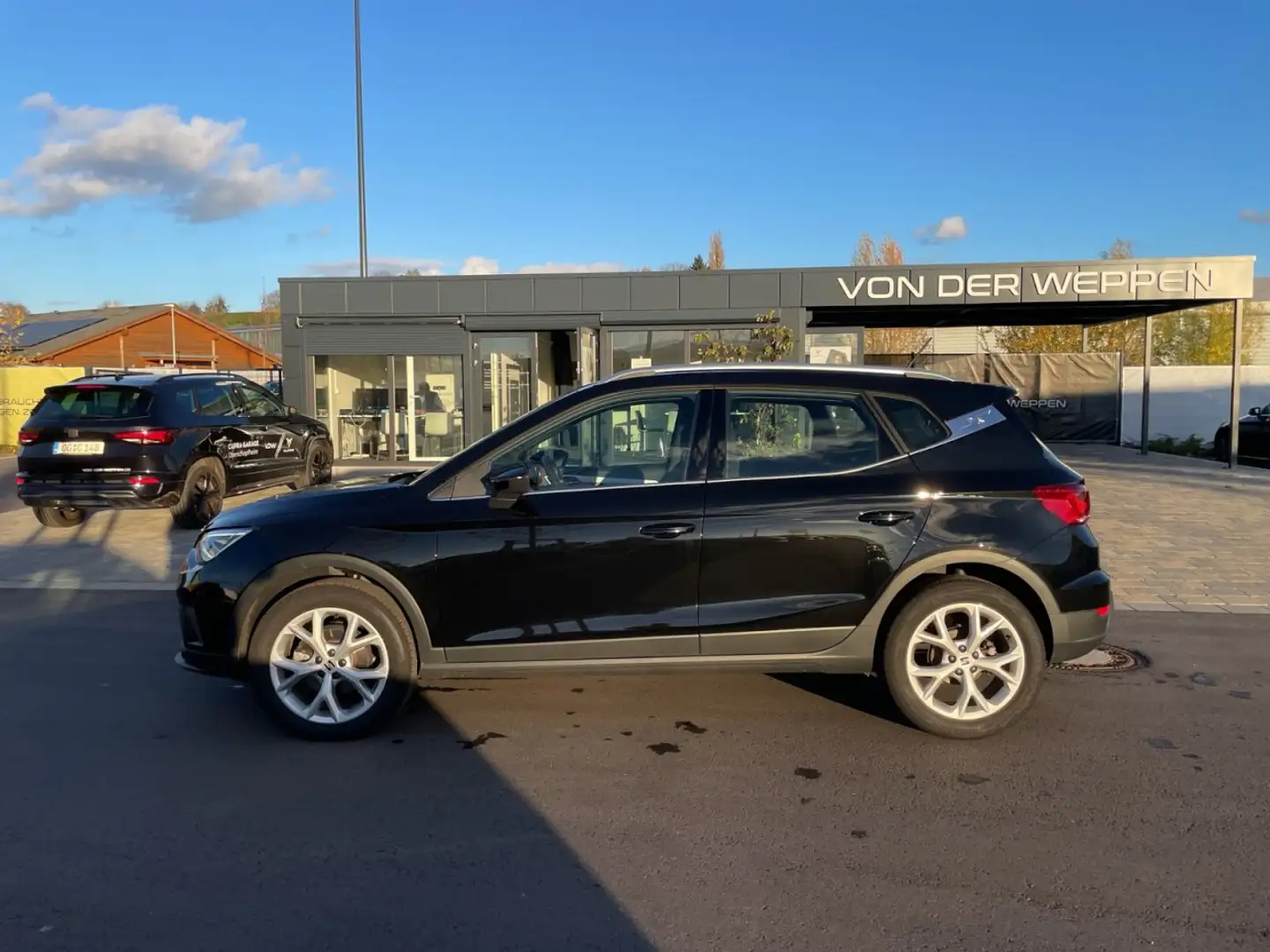 SEAT Arona FR TSI DSG Navi Voll LED SHZ Carplay Klima Navi Schwarz - 2