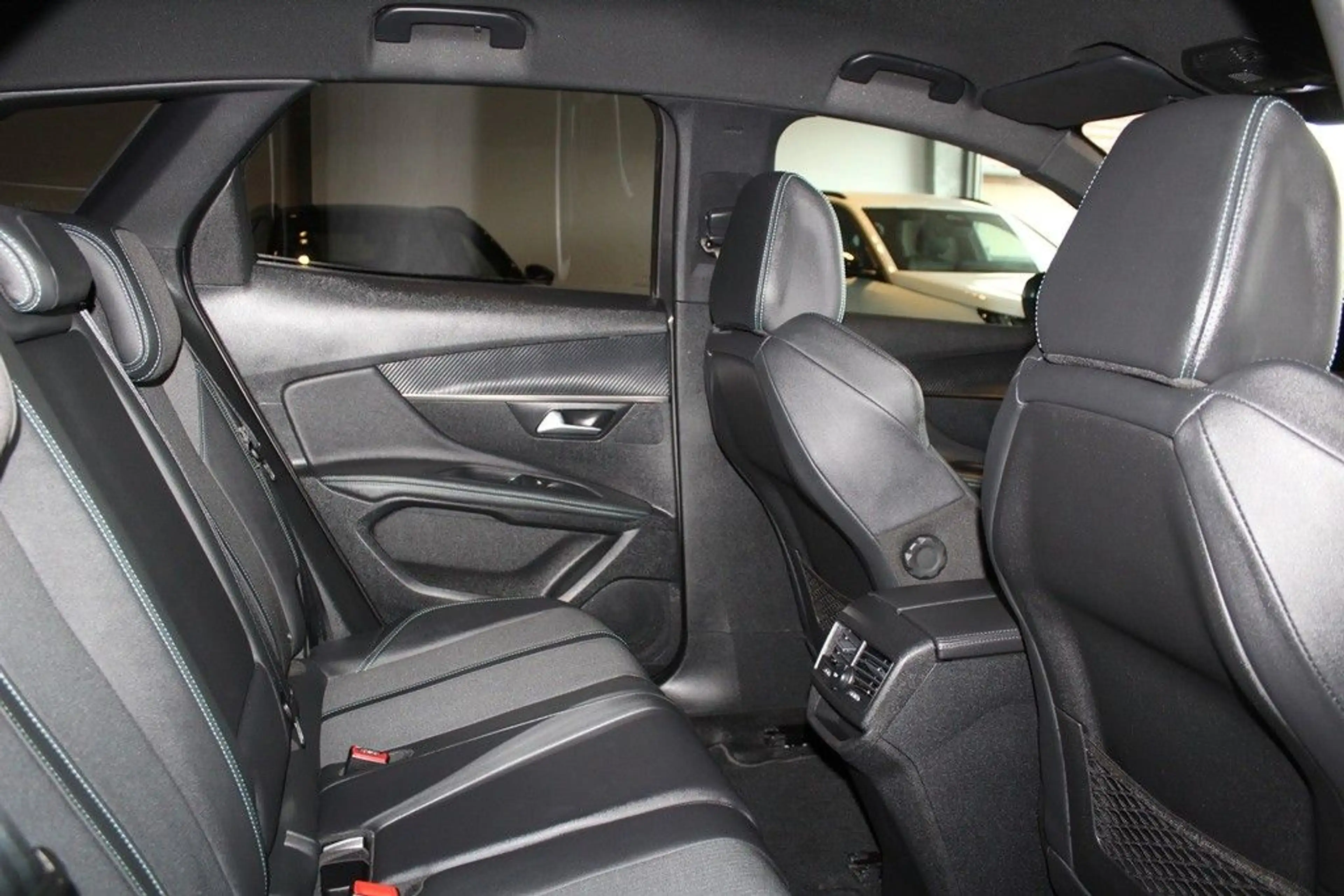 Peugeot 3008 Allure Pack 130 EAT8 LED*ACC*SZHZG* — photo 15