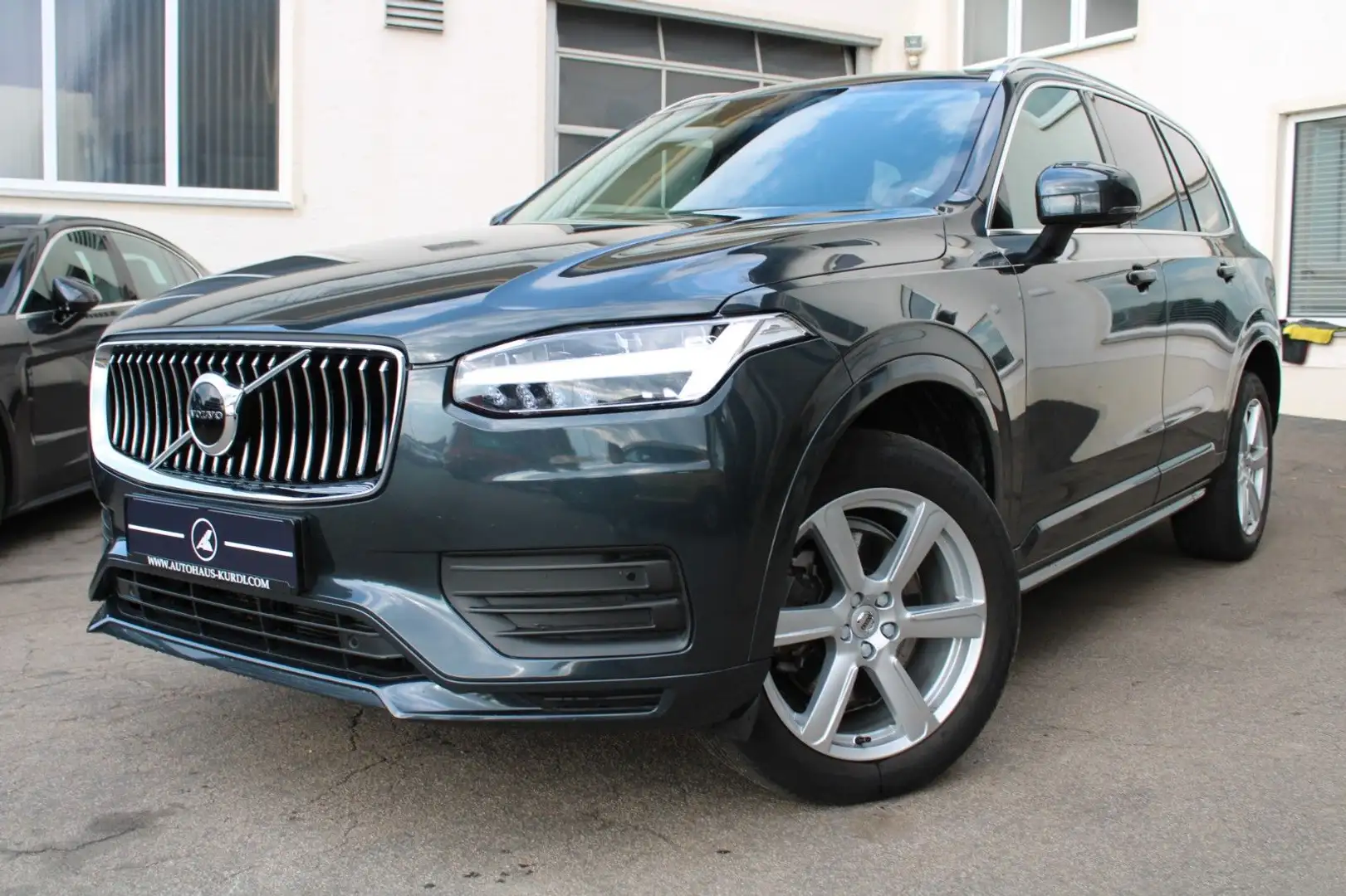 Volvo XC90 Momen. Pro AWD KAMERA ACC KEYGO LED CARPLAY Grijs - 1