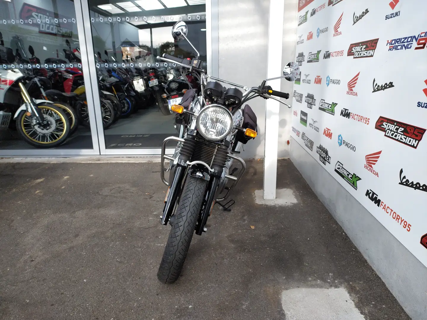 Royal Enfield Interceptor - 2