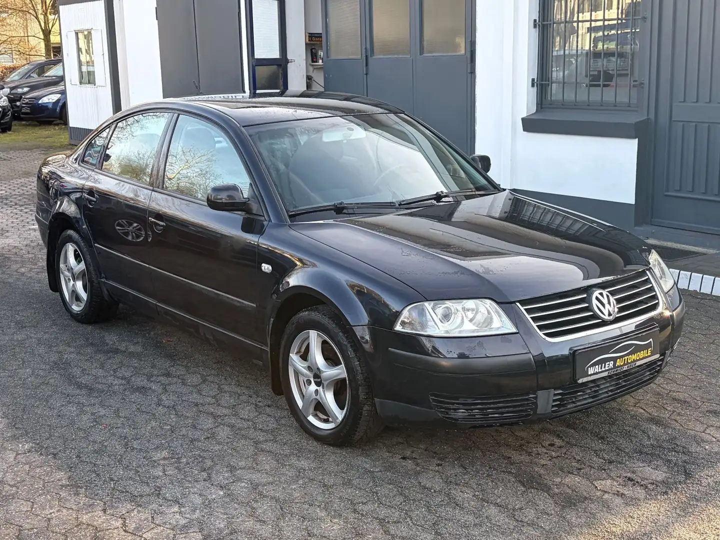 Volkswagen Passat 1.6 Trendline TÜV 04/2027 Schwarz - 1