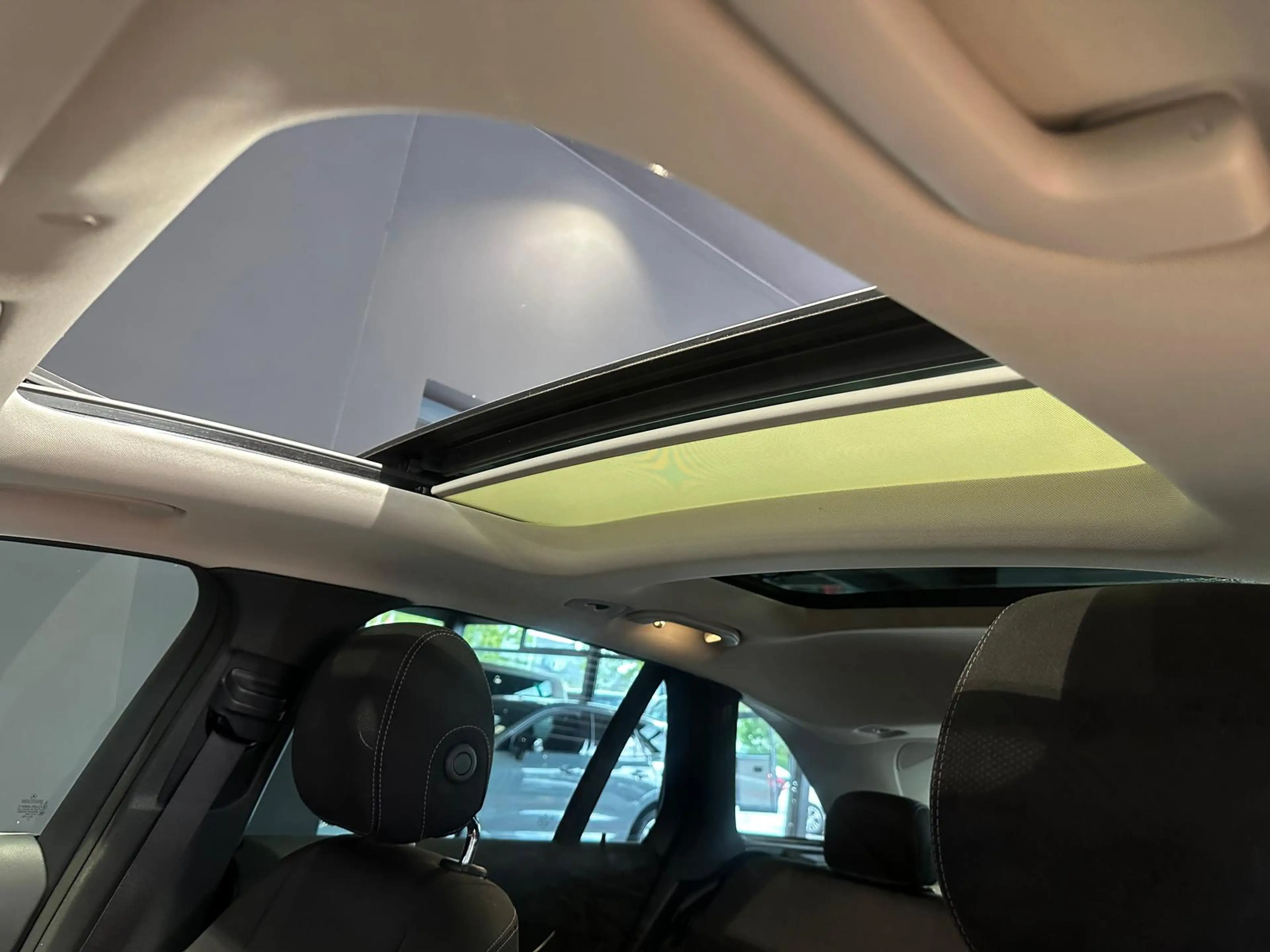 Mercedes-Benz GLC 220 4MATIC NIGHT PANORAMA AHK KAM AMBIENTEBELEUCHTUNG — photo 4