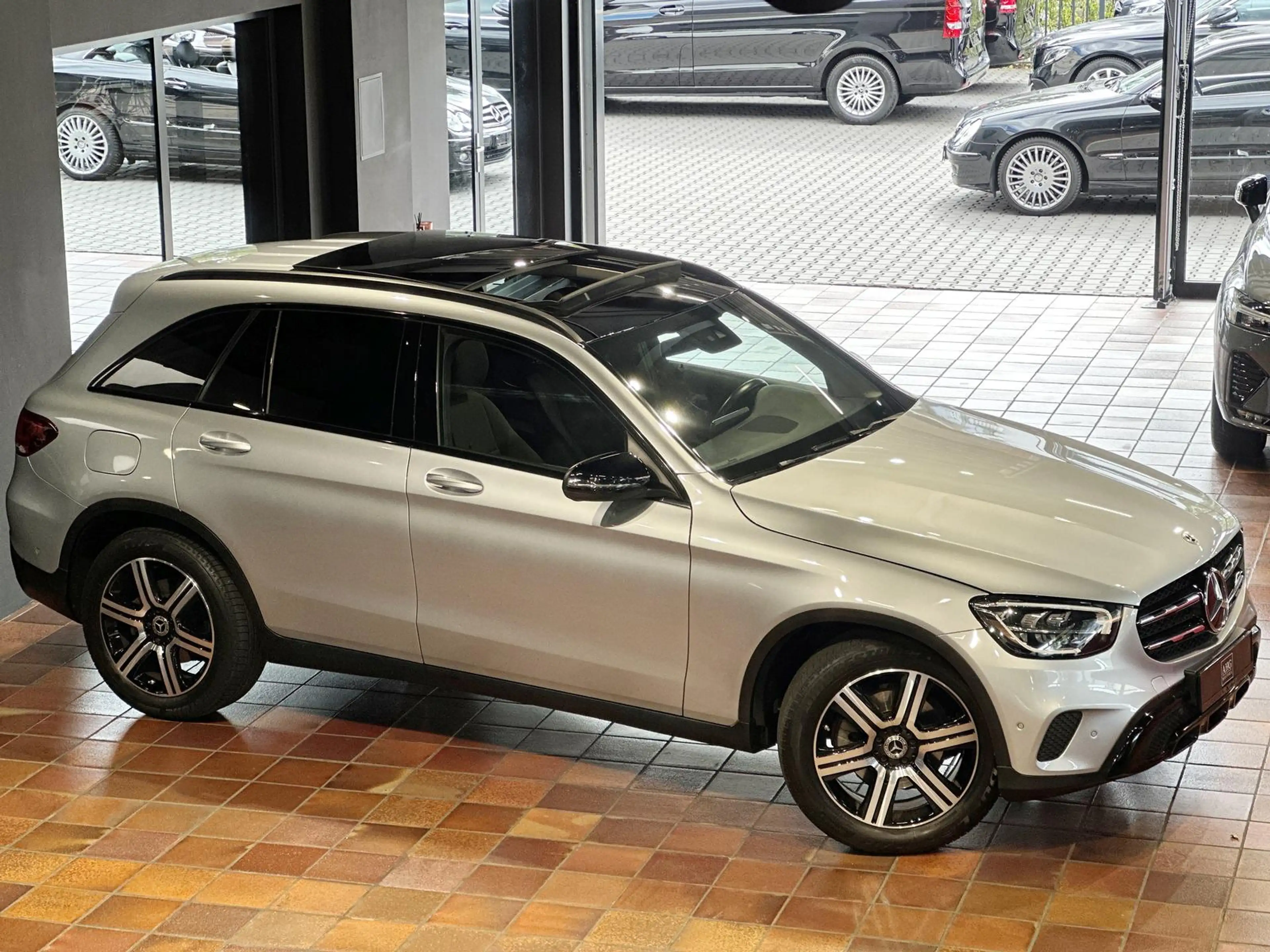 Mercedes-Benz GLC 220 4MATIC NIGHT PANORAMA AHK KAM AMBIENTEBELEUCHTUNG — photo 2