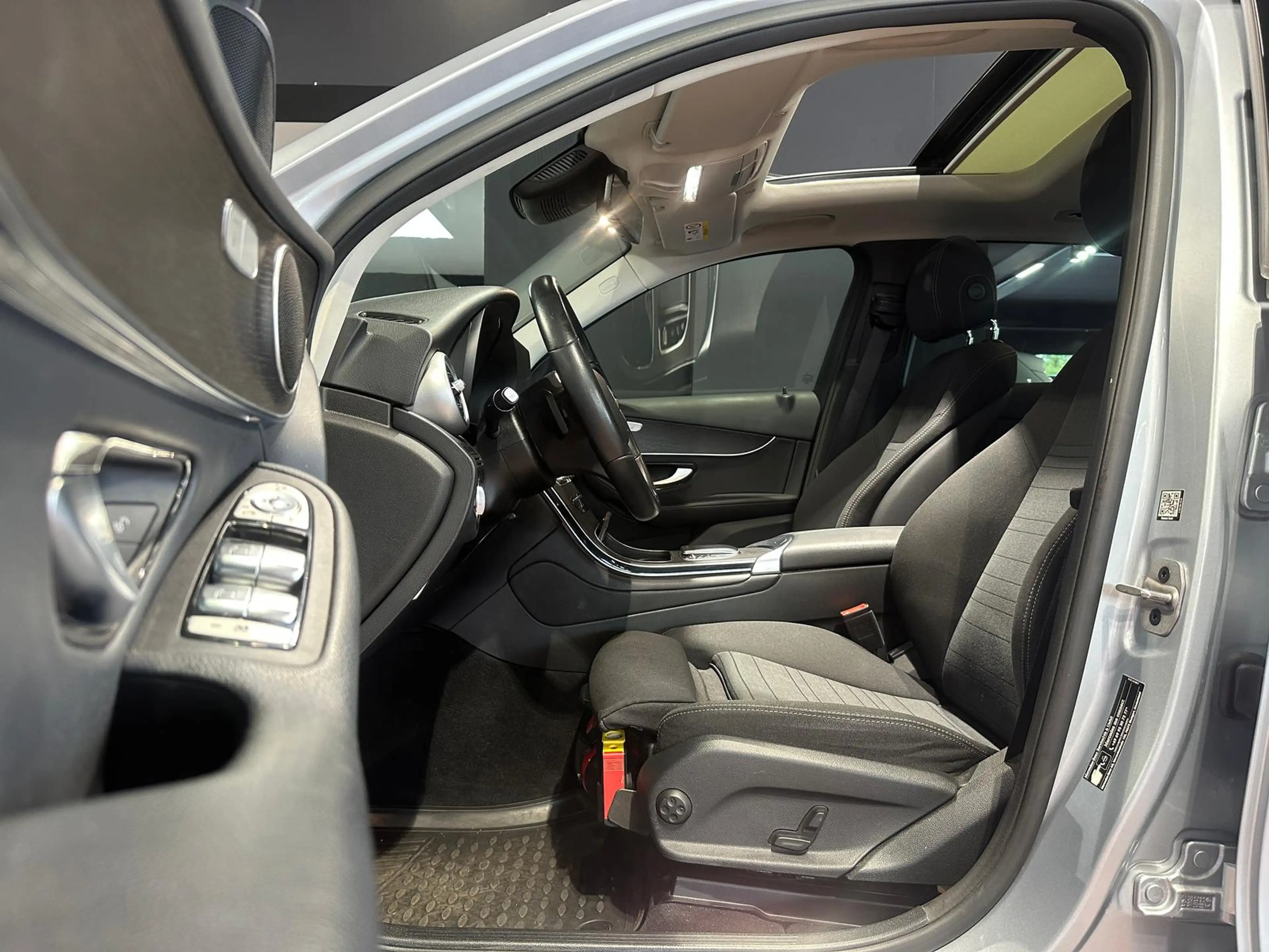 Mercedes-Benz GLC 220 4MATIC NIGHT PANORAMA AHK KAM AMBIENTEBELEUCHTUNG — photo 15