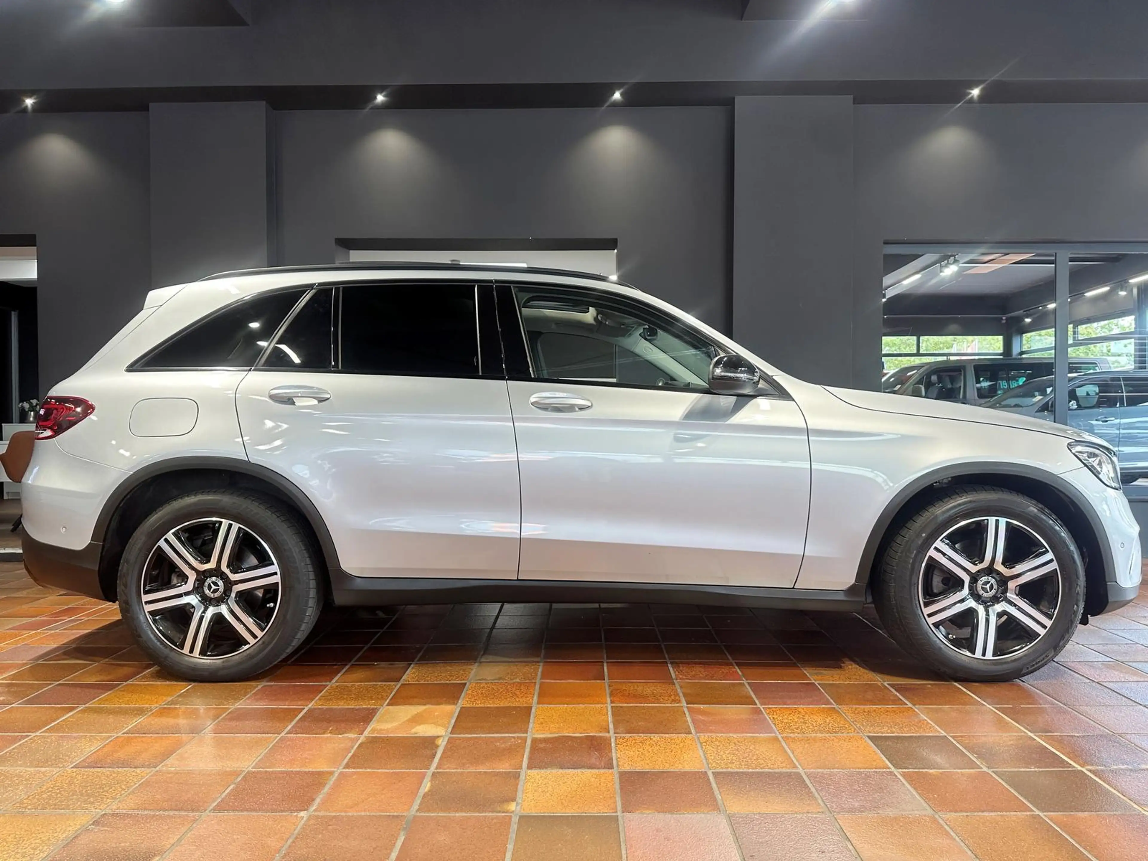 Mercedes-Benz GLC 220 4MATIC NIGHT PANORAMA AHK KAM AMBIENTEBELEUCHTUNG — photo 10