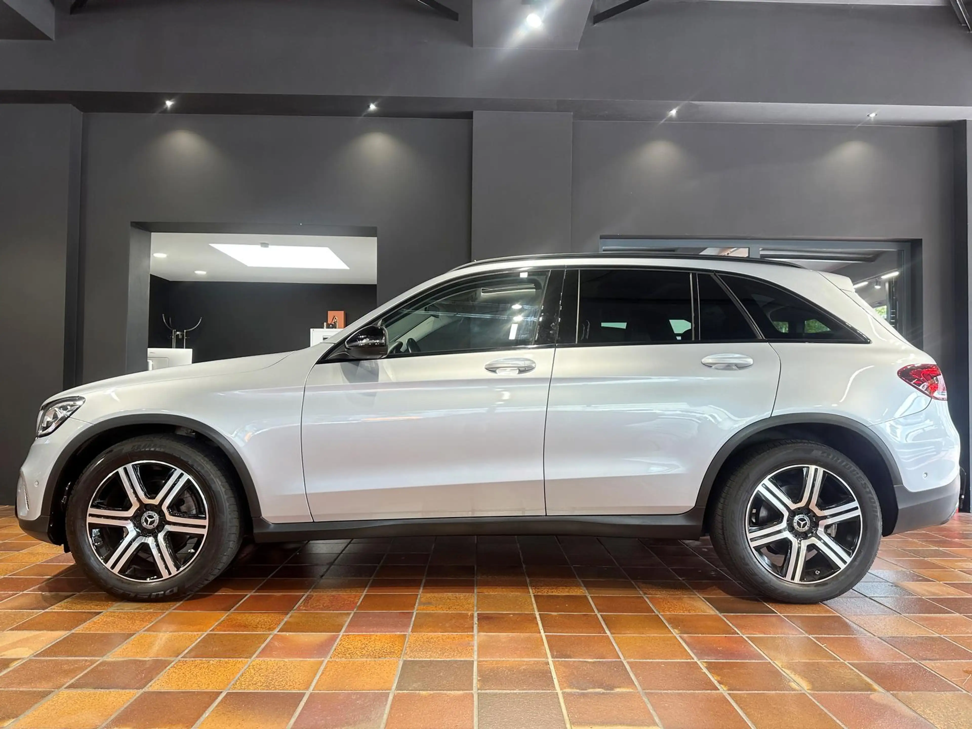 Mercedes-Benz GLC 220 4MATIC NIGHT PANORAMA AHK KAM AMBIENTEBELEUCHTUNG — photo 3