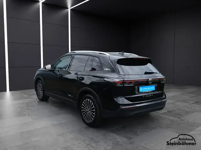 Volkswagen Tiguan view 4