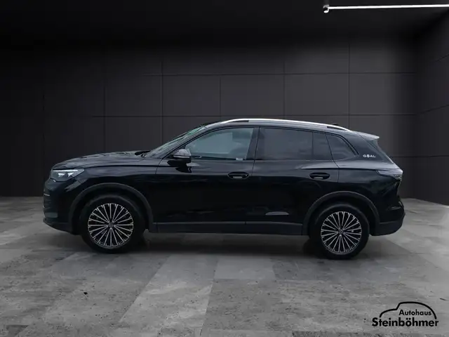 Volkswagen Tiguan view 3