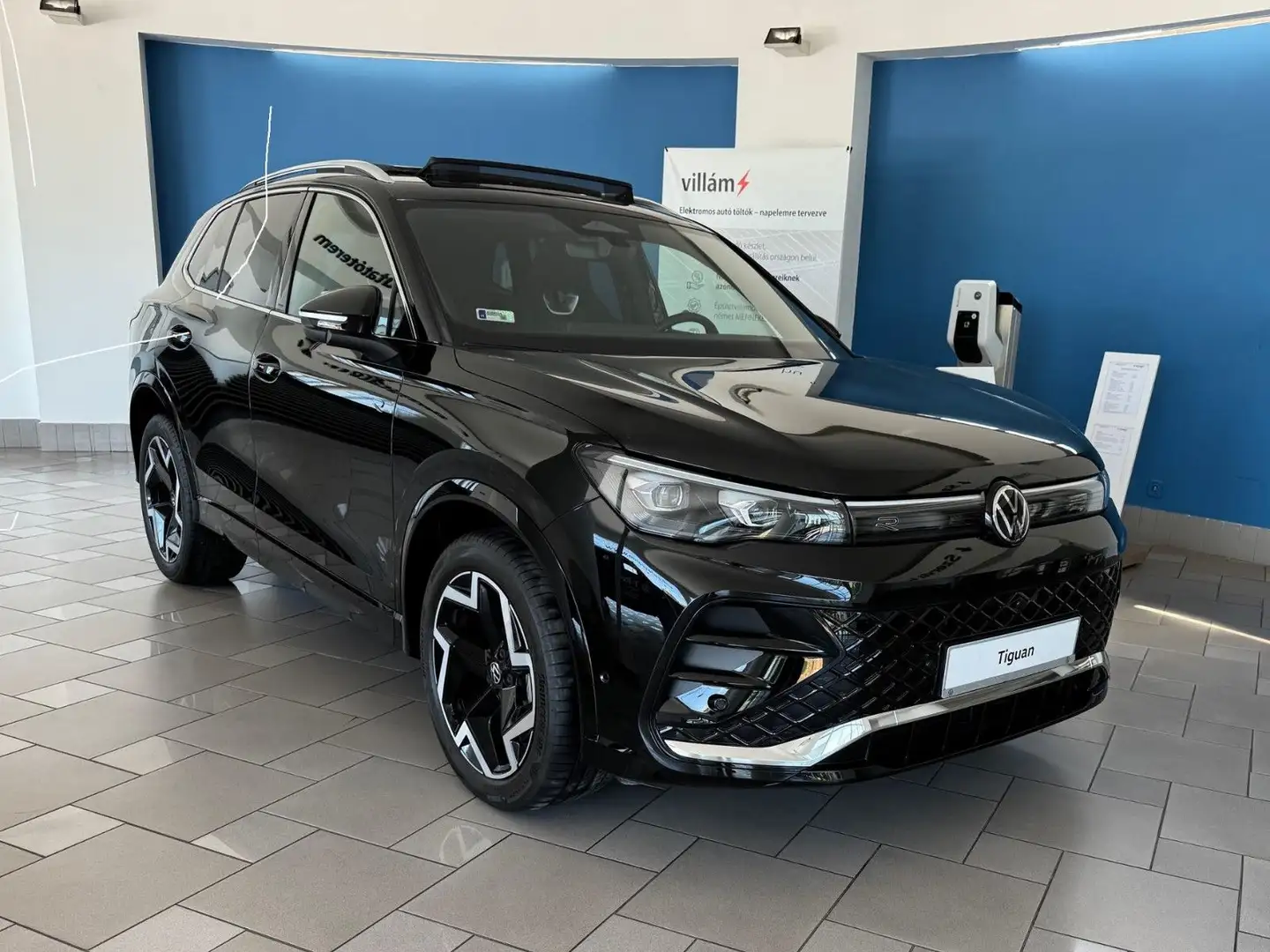 Volkswagen Tiguan 2.0 TDI DSG R-Line Area Easy Matrix Pano Schwarz - 1