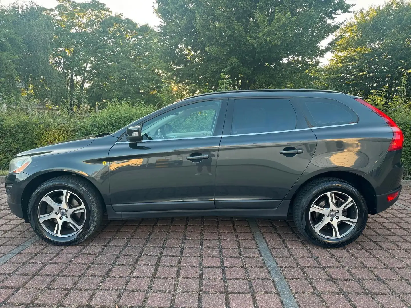 Volvo XC60 XC60 Momentum 2WD Gris - 1
