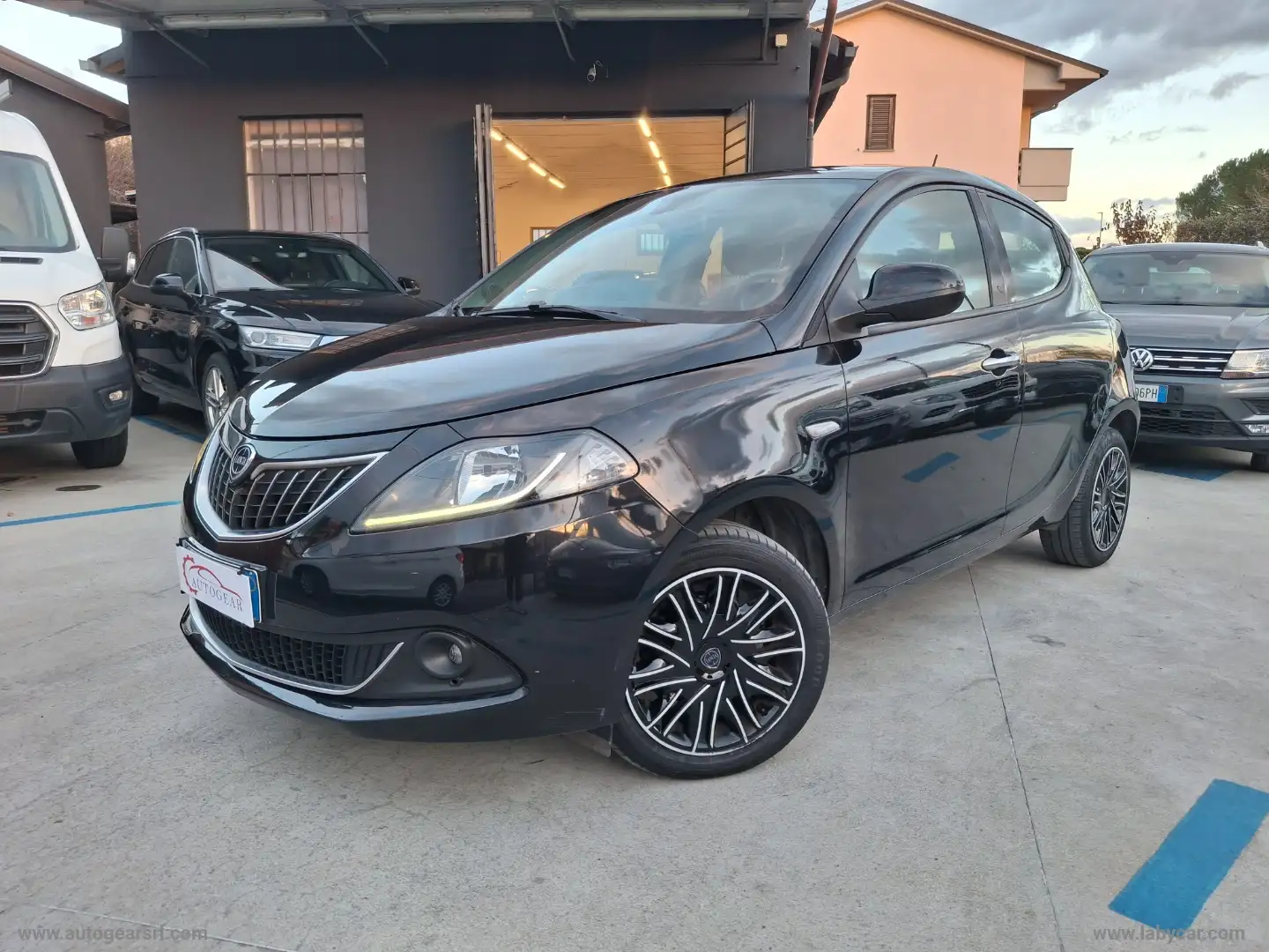 Lancia Ypsilon 1.0 FireFly 5p.S&S Hybryd Gold Schwarz - 1