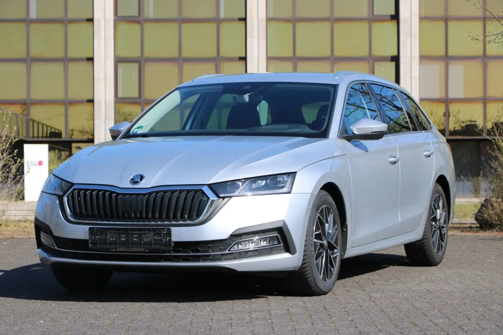Skoda Octavia Style Navi DAB LED Cam E-Sitze AHK PDC Silber - 1