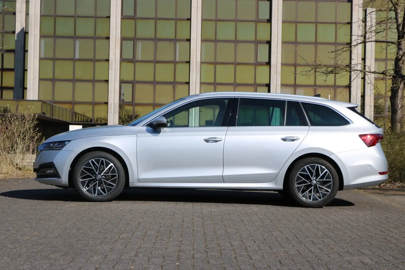 Skoda Octavia Style Navi DAB LED Cam E-Sitze AHK PDC Silber - 2