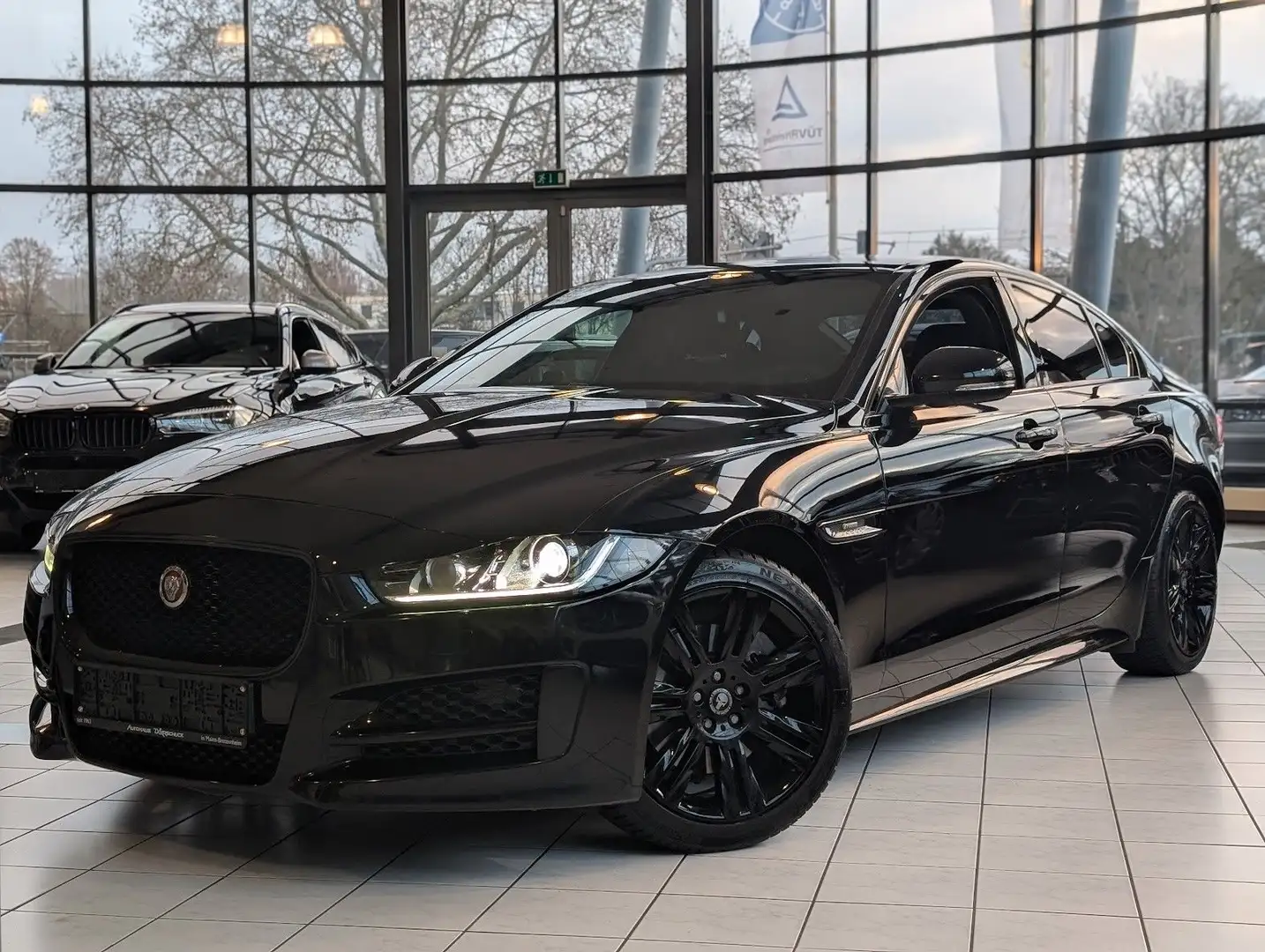 Jaguar XE 25t R-Sport AWD KAMERA Sitzheiz. PANORAMA Noir - 1