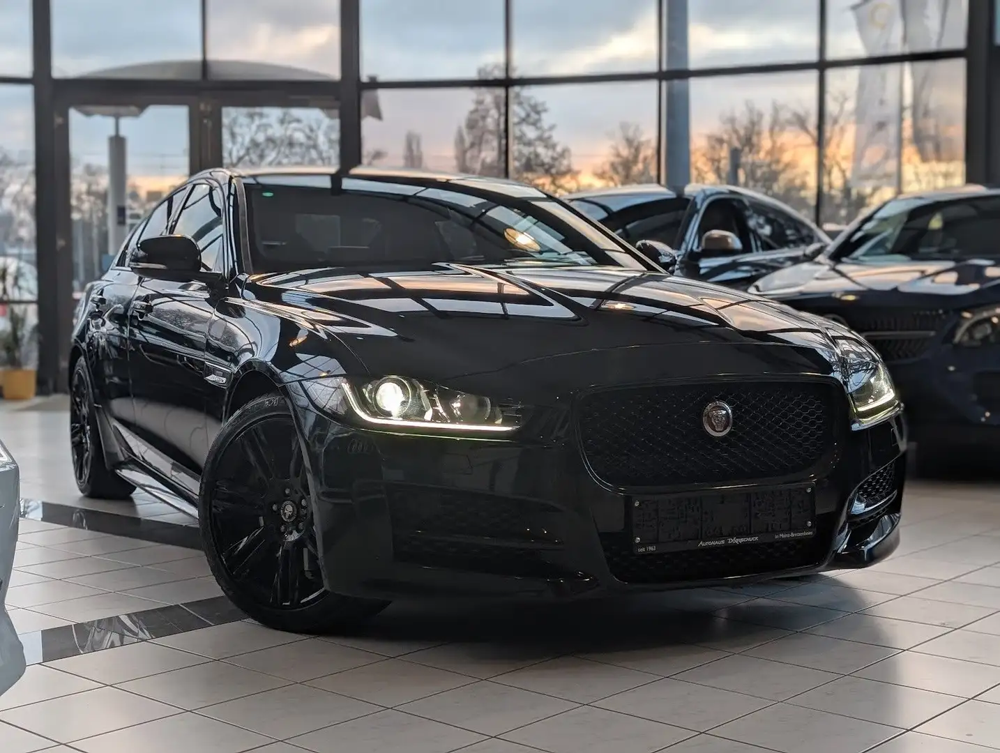 Jaguar XE 25t R-Sport AWD KAMERA Sitzheiz. PANORAMA Noir - 2