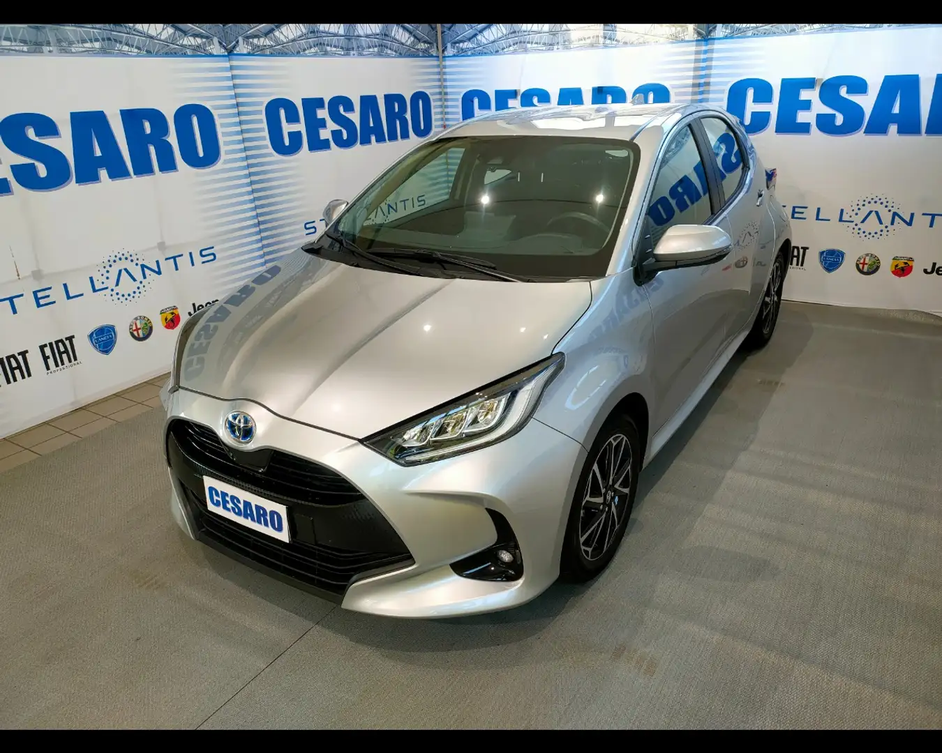 Toyota Yaris 1.5 Hybrid Trend Šedá - 2
