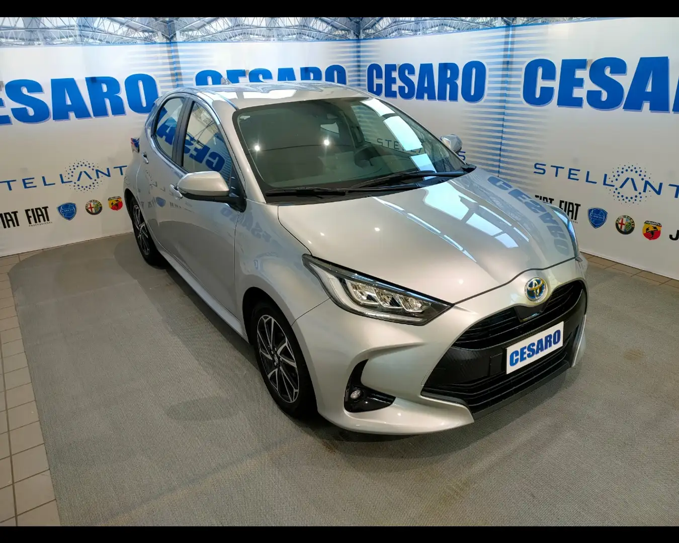 Toyota Yaris 1.5 Hybrid Trend Šedá - 1