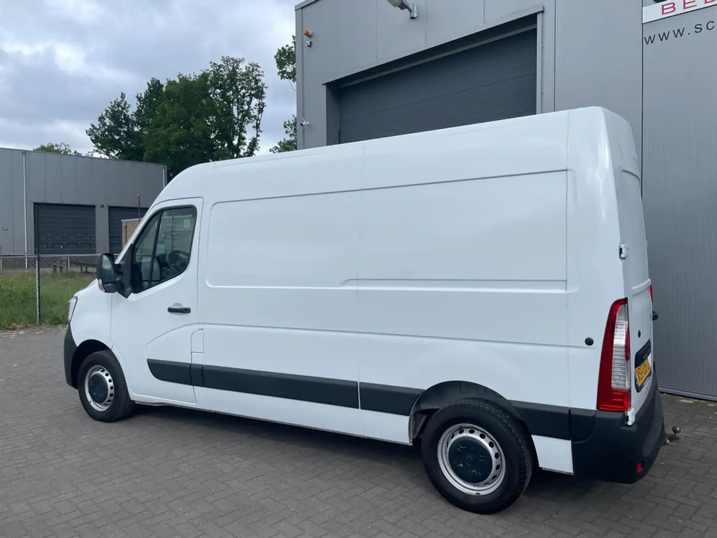 Renault Master T35 2.3 dCi 135PK L2H2 Airco | Navigatie Wit - 2