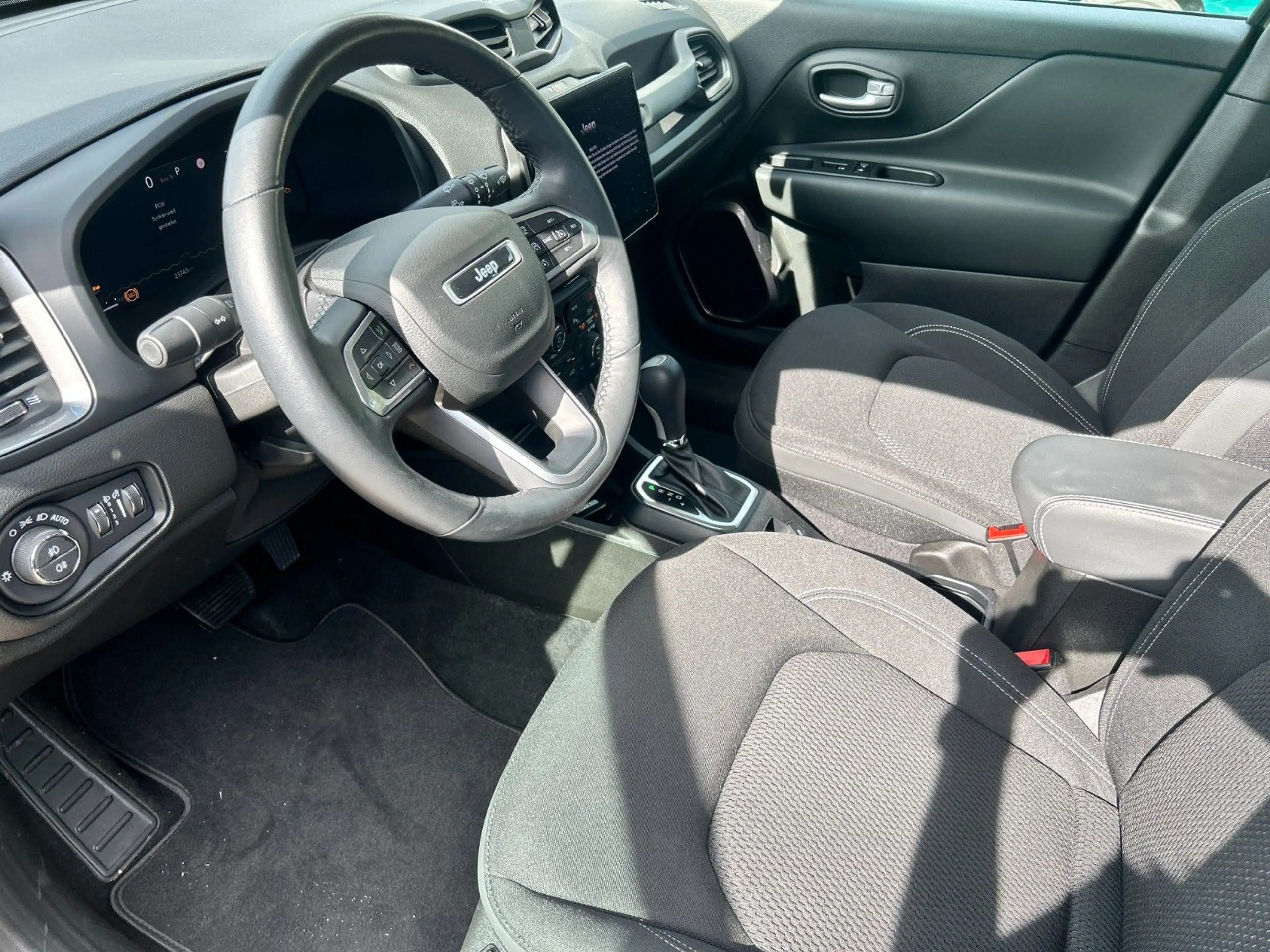 Jeep Renegade Altitude Mild-Hybrid FWD — photo 11