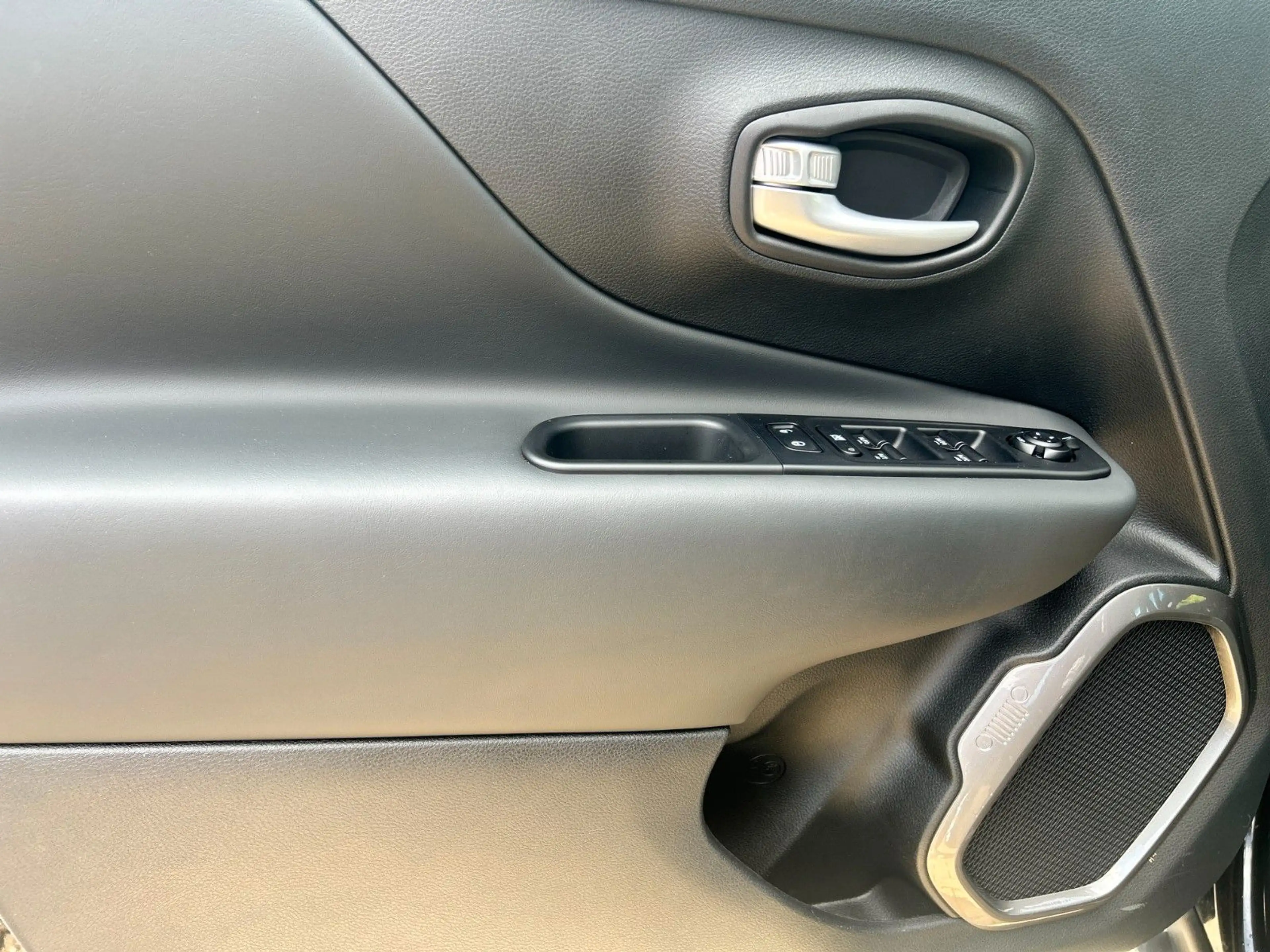 Jeep Renegade Altitude Mild-Hybrid FWD — photo 9