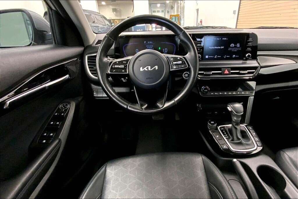 2025 Kia Seltos EX AWD | LEATHER | SUNROOF | HEATED SEATS & WHEEL — снимка 5
