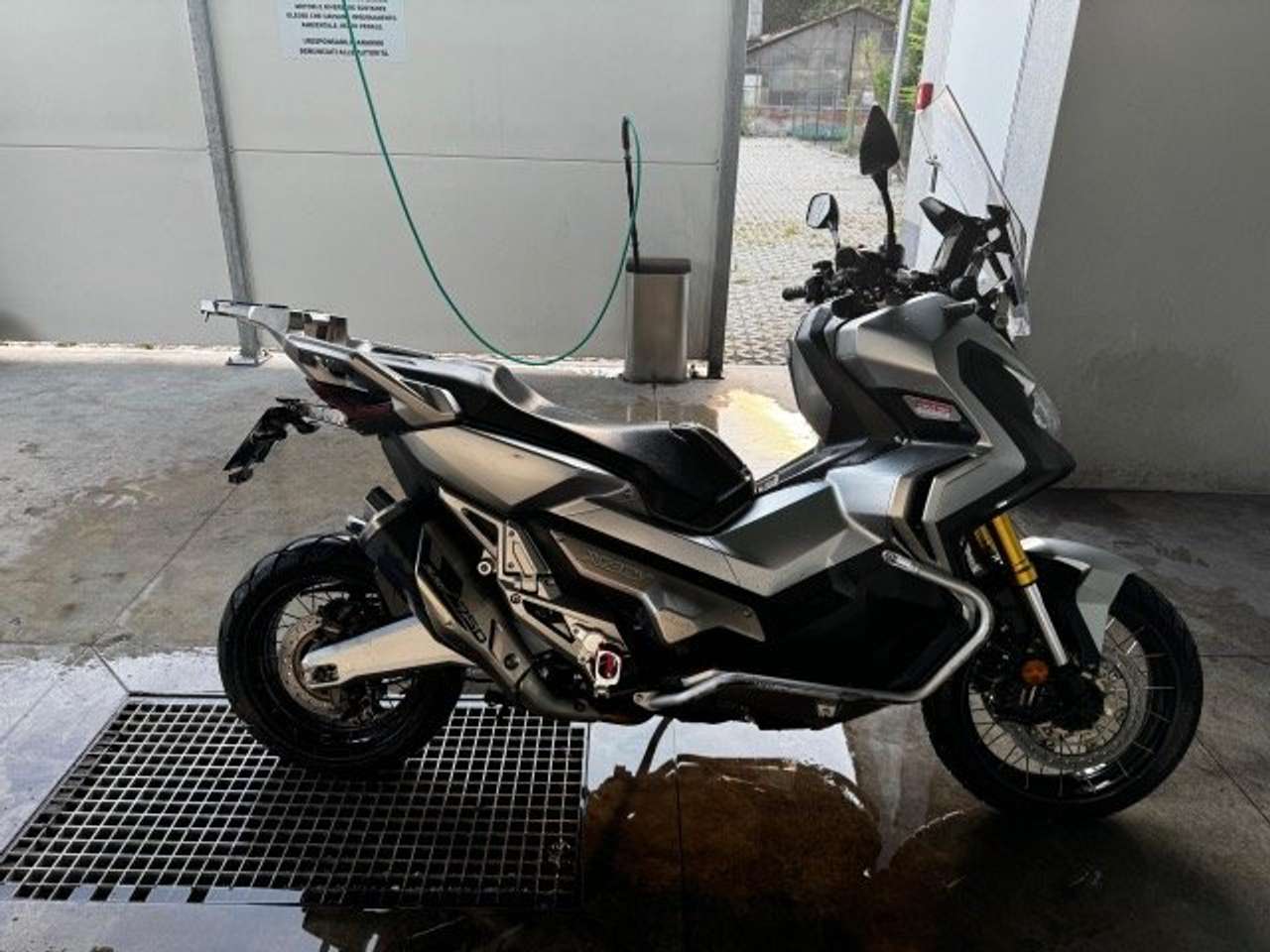 Honda X-ADV con tasto G