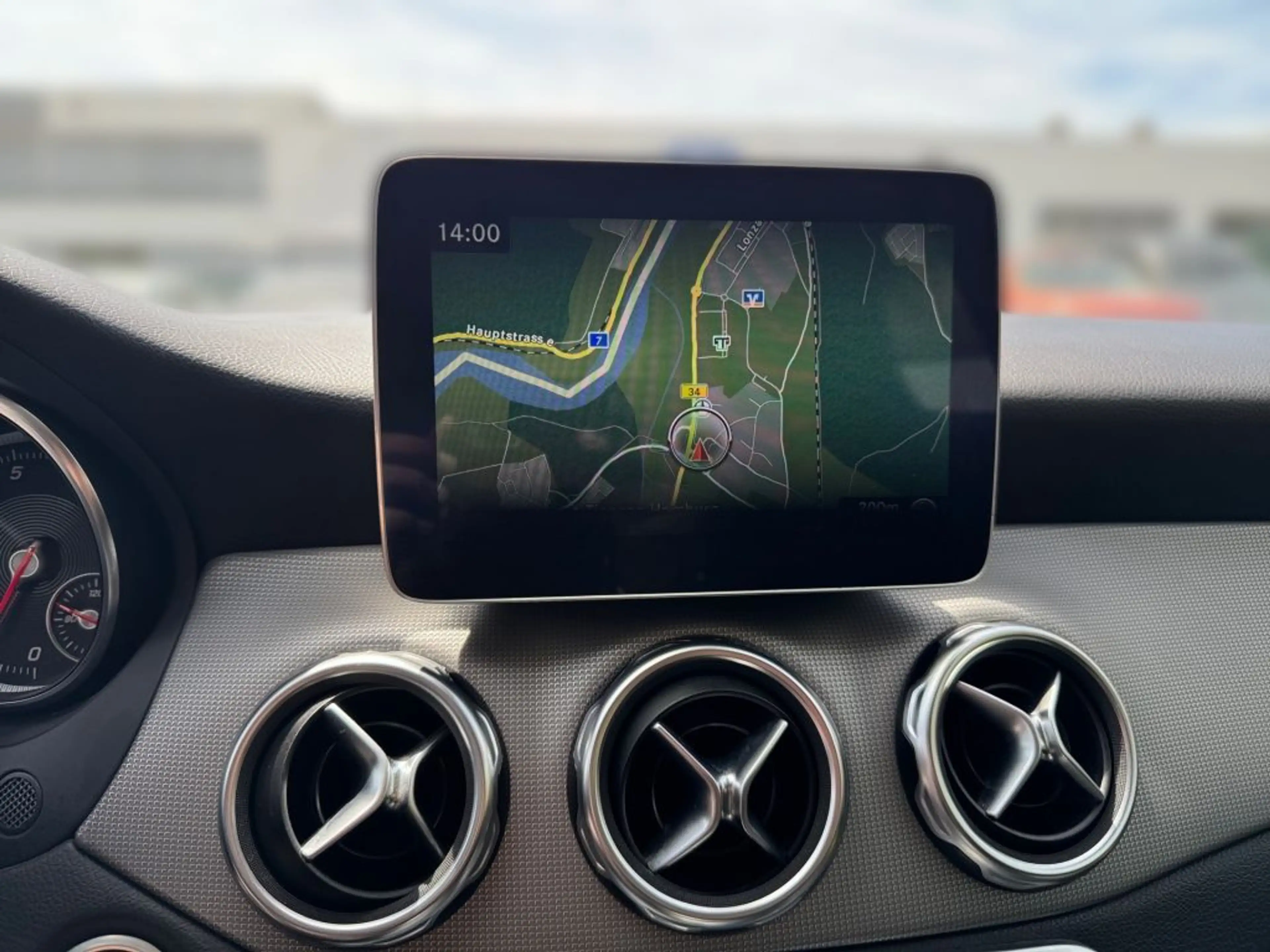 Mercedes-Benz GLA 220 4Matic 7G-DCT Urban — photo 12