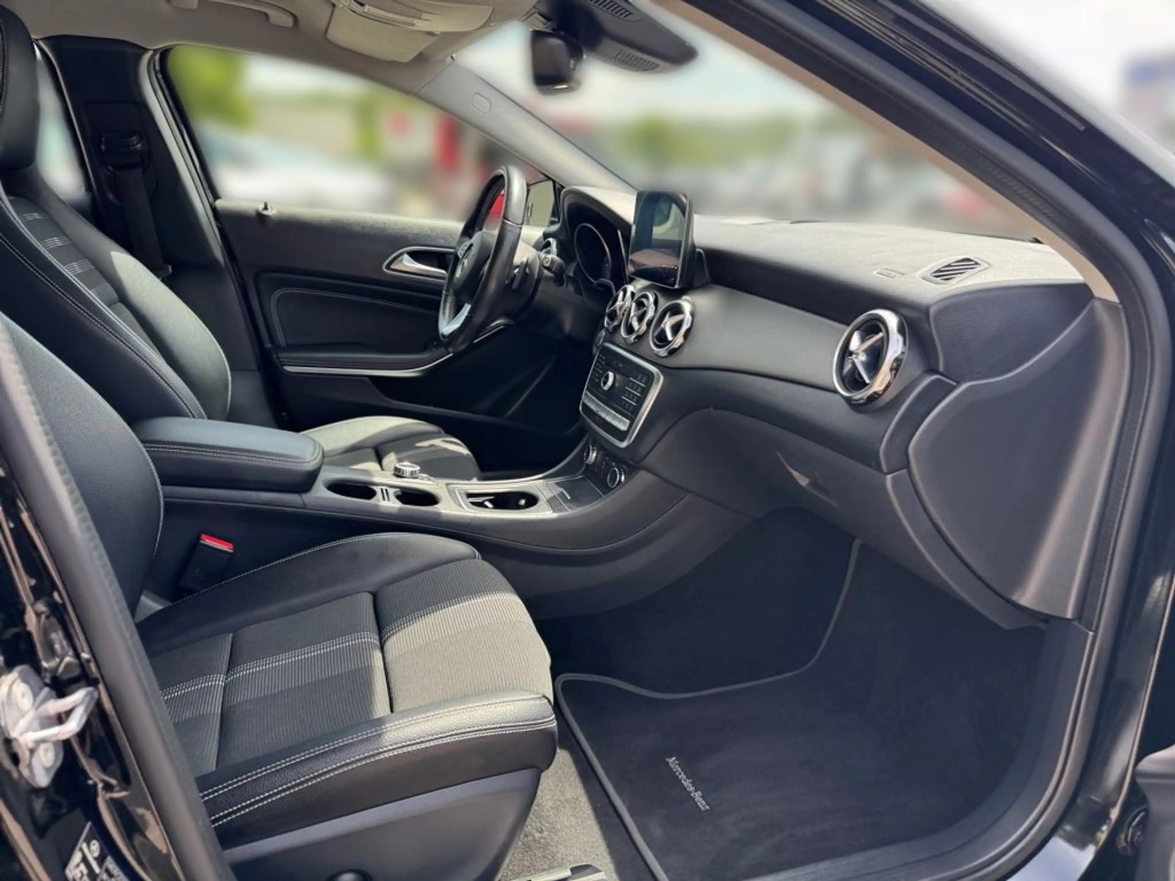 Mercedes-Benz GLA 220 4Matic 7G-DCT Urban — photo 14