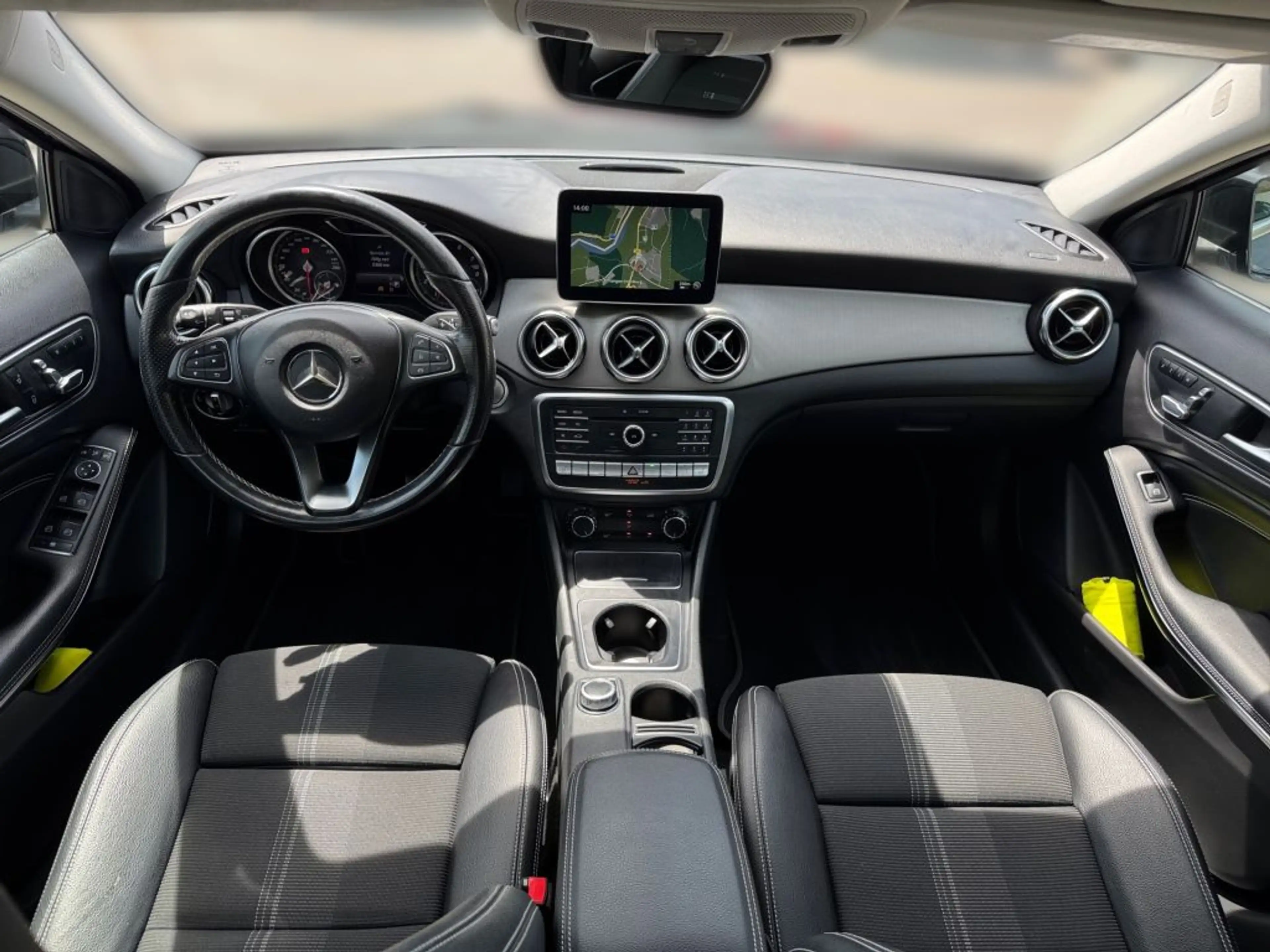 Mercedes-Benz GLA 220 4Matic 7G-DCT Urban — photo 13