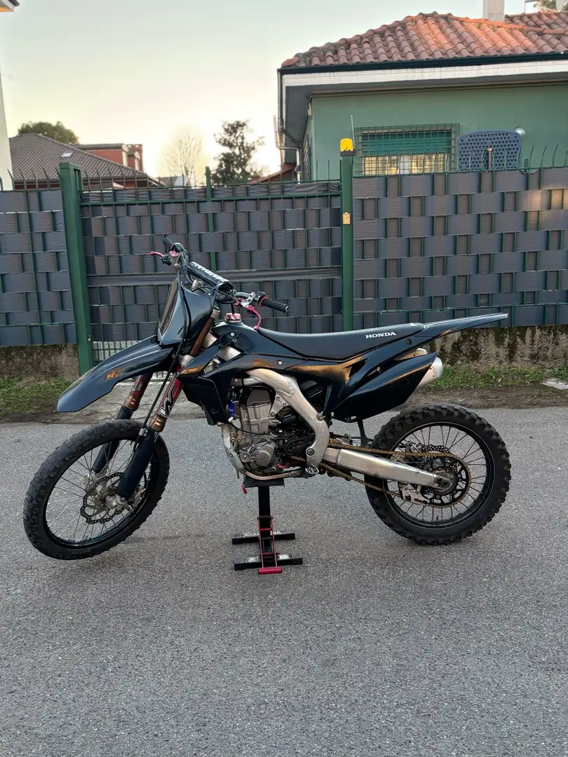 Honda CRF 450 red moto - 1