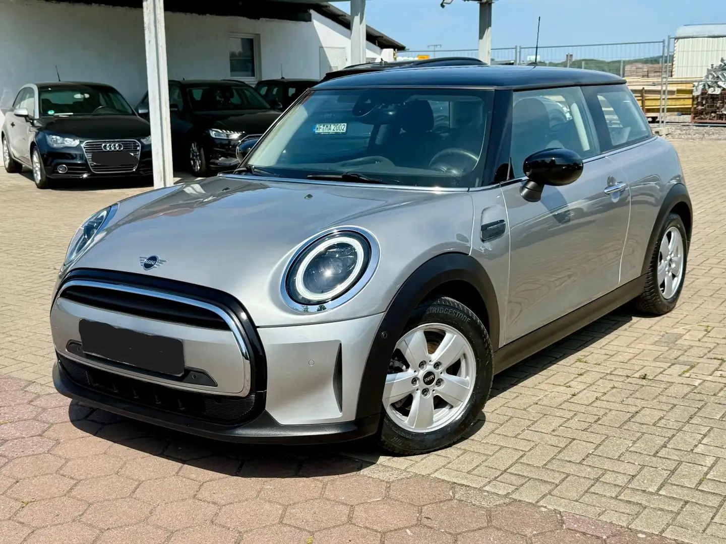 MINI Cooper Cooper Essential Trim *EINPARKHILFE/WENIG KM* Argent - 1