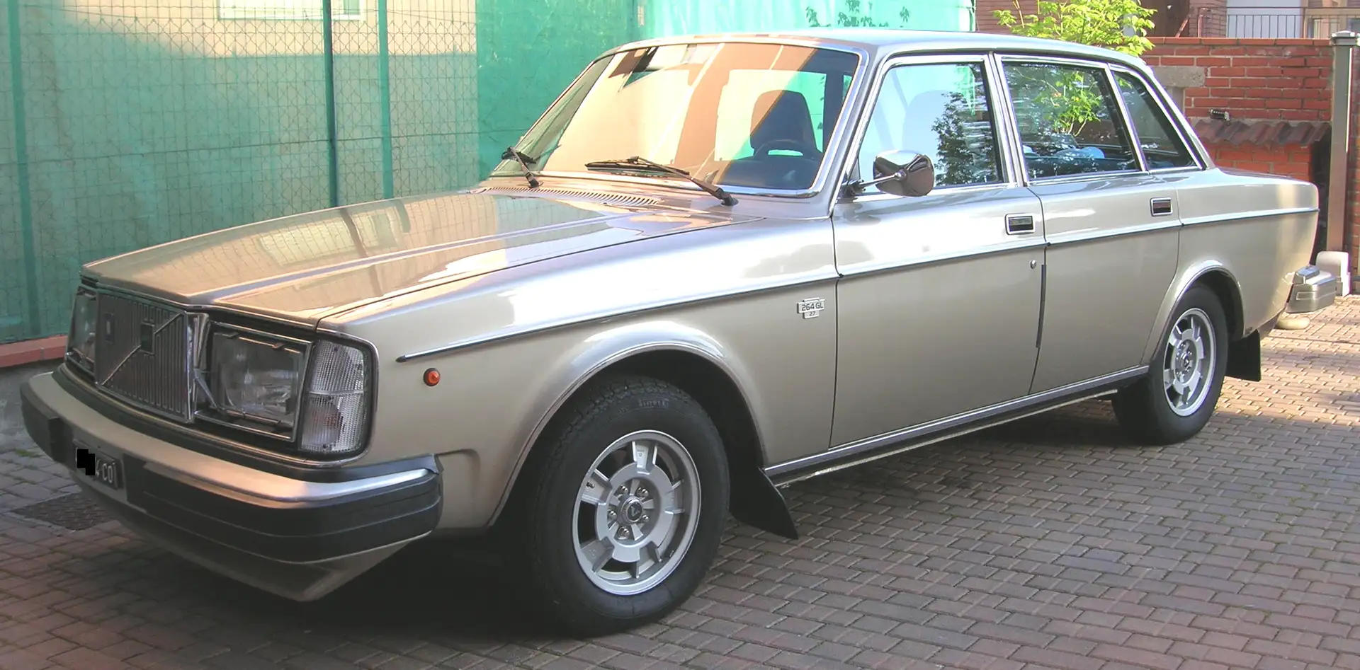 Volvo 264 GL Gold - 1
